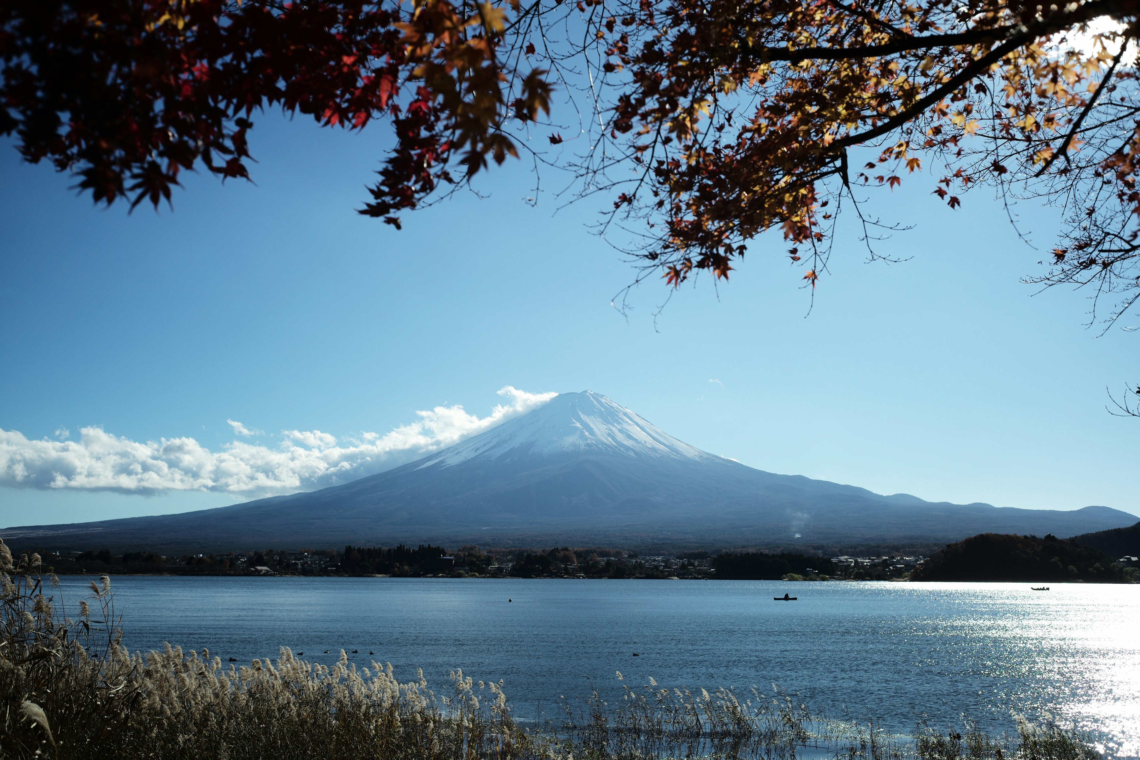 Malersicher Blick auf den Fuji unter einem blauen Himmel