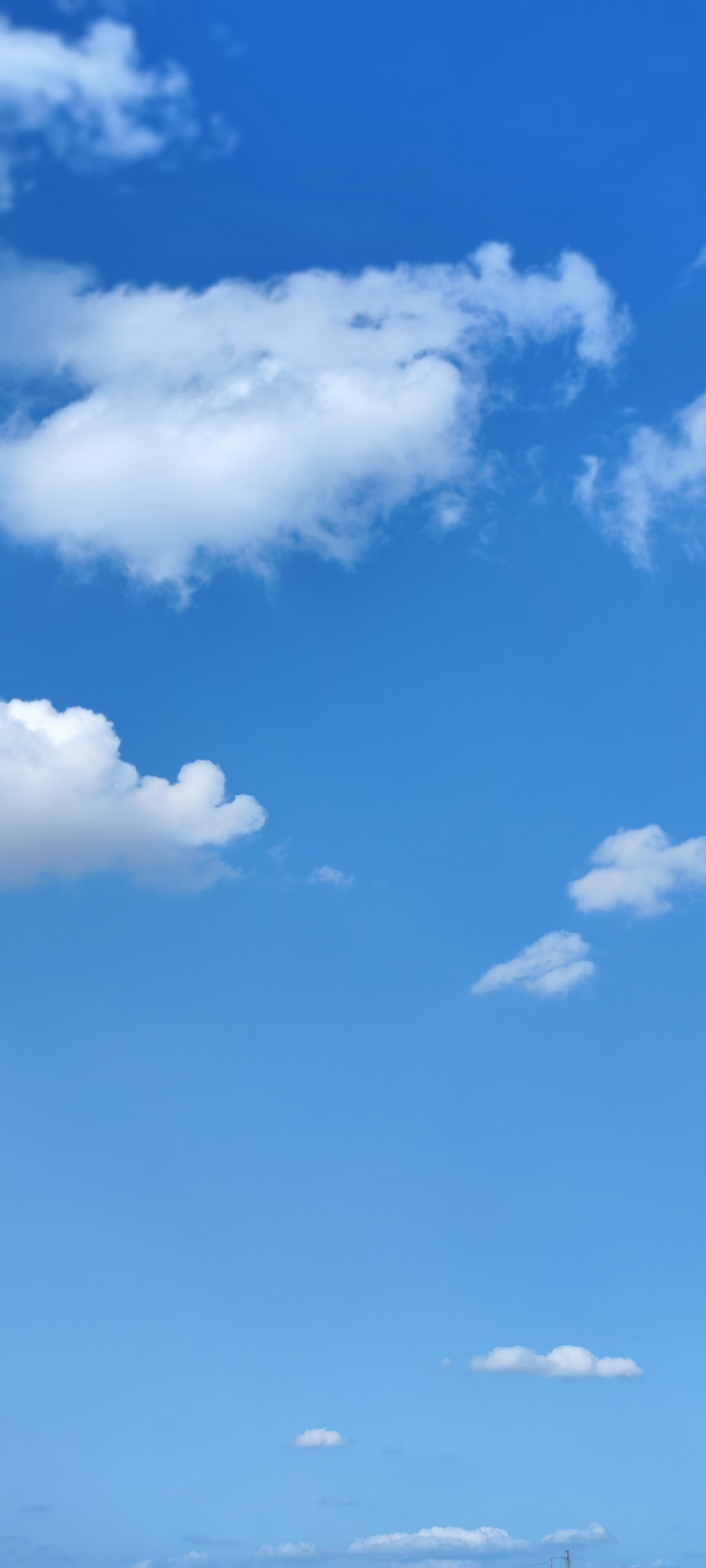 Ciel bleu clair avec des nuages blancs duveteux