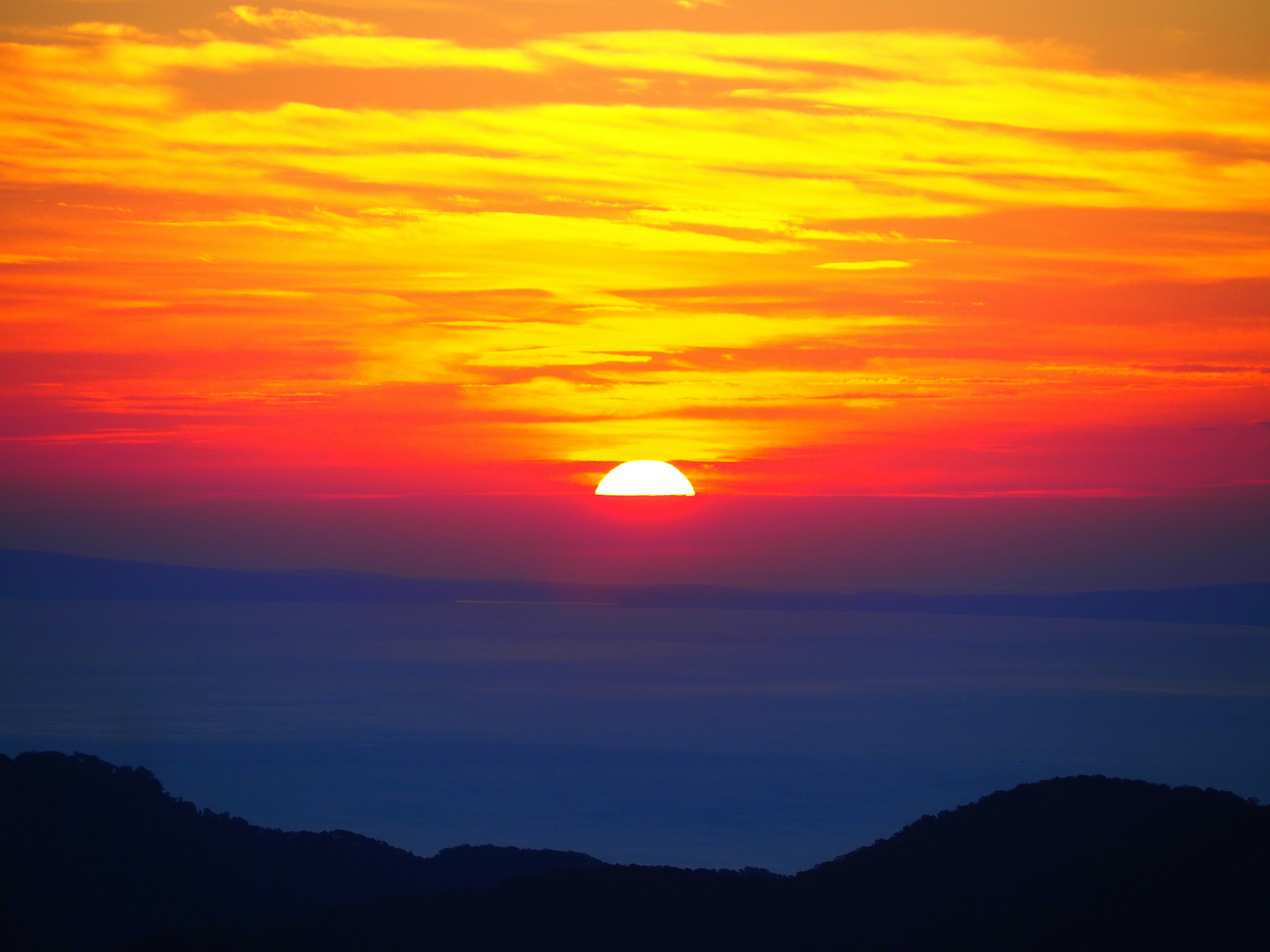 Coucher de soleil magnifique sur l'océan avec des teintes vibrantes d'orange et de jaune