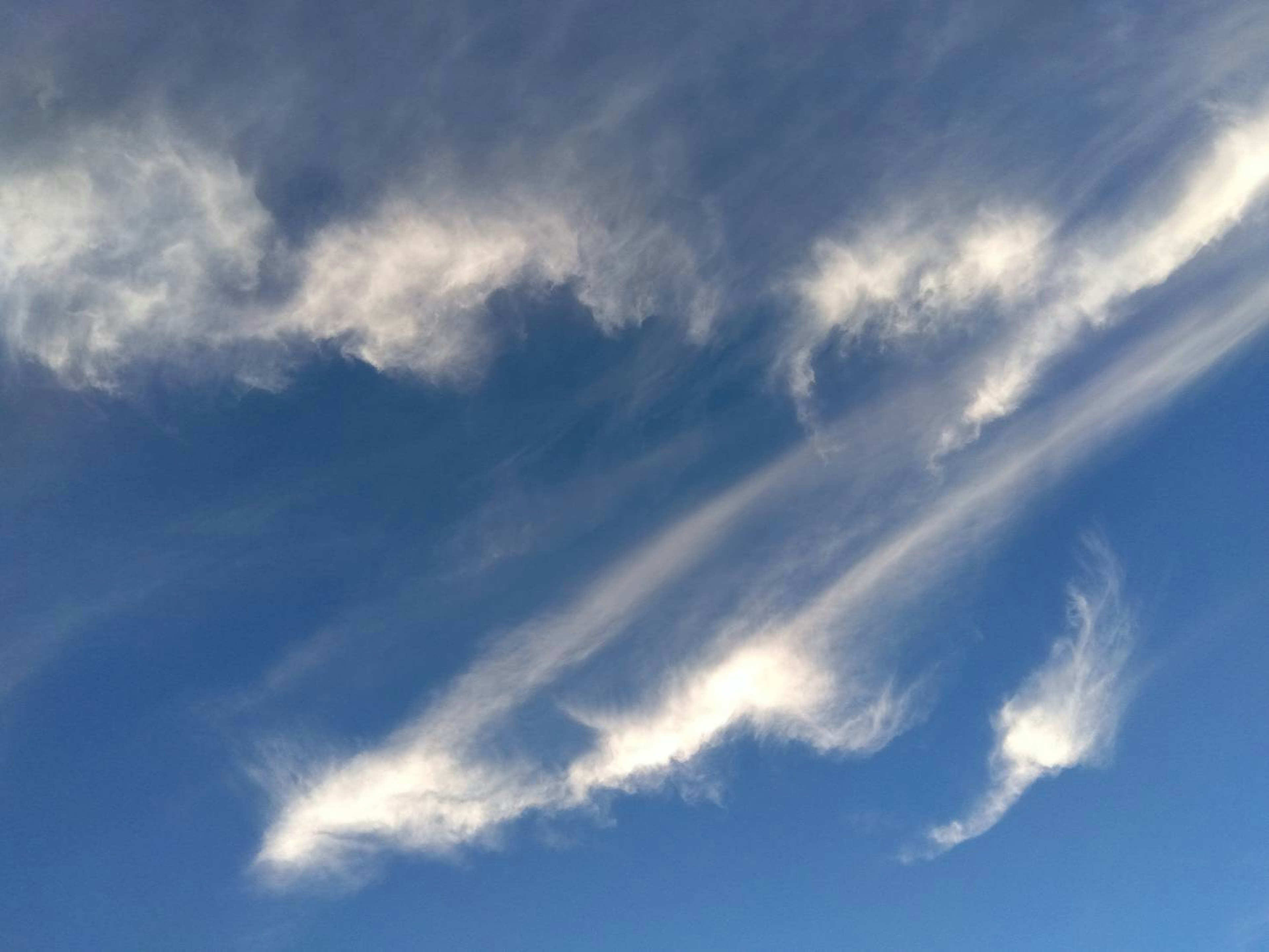 Awan putih melayang di langit biru