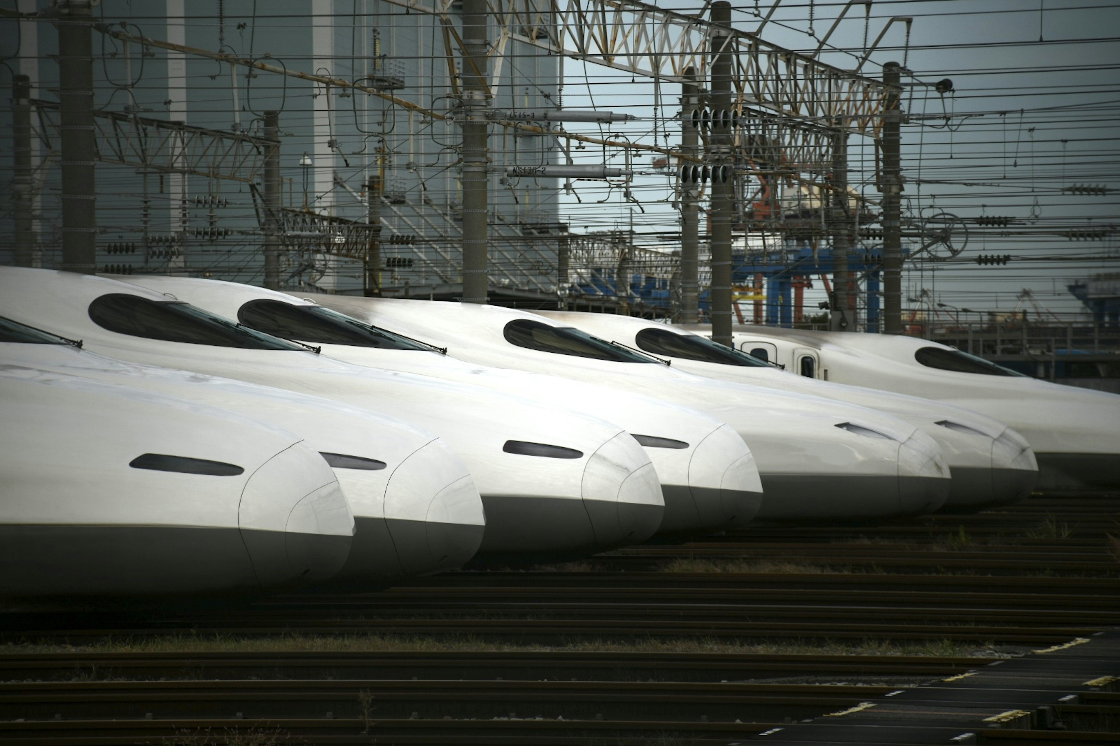 白い新幹線が並ぶ鉄道駅の風景