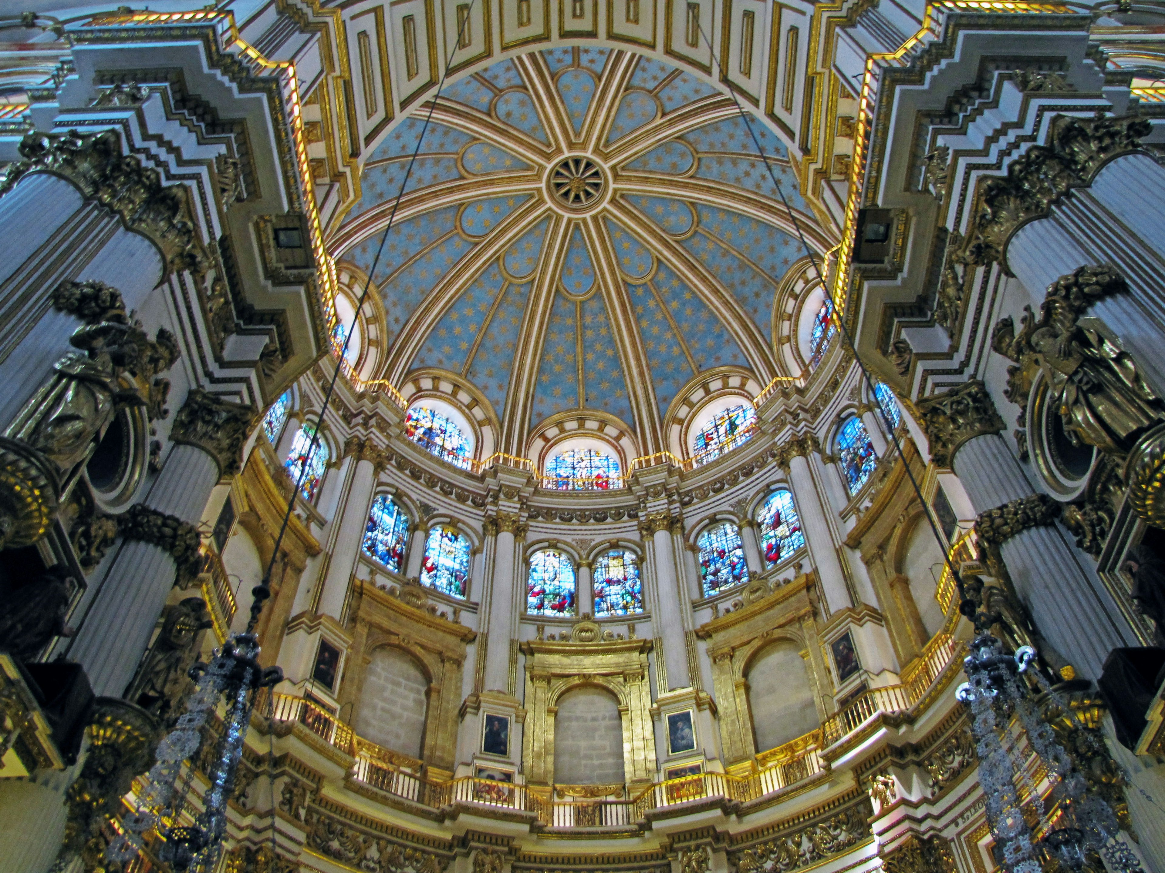 Intérieur d'une église avec un magnifique dôme et un plafond orné