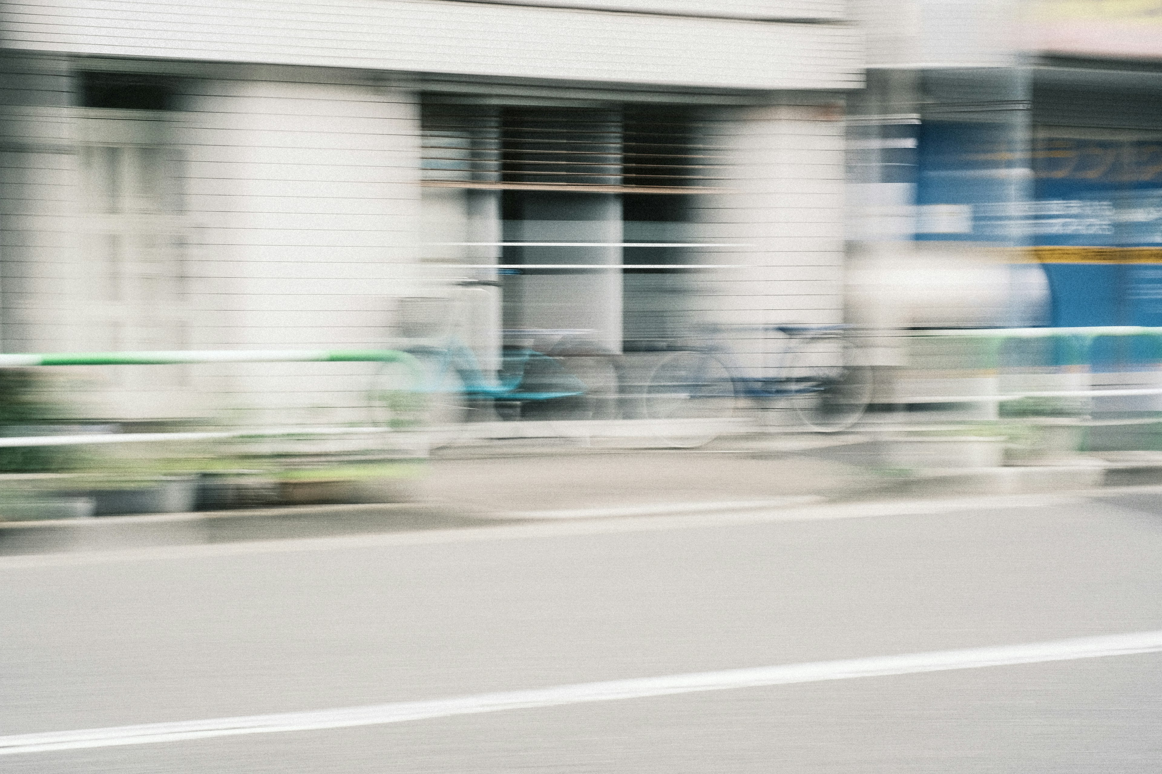 Escena urbana borrosa con bicicletas y edificios