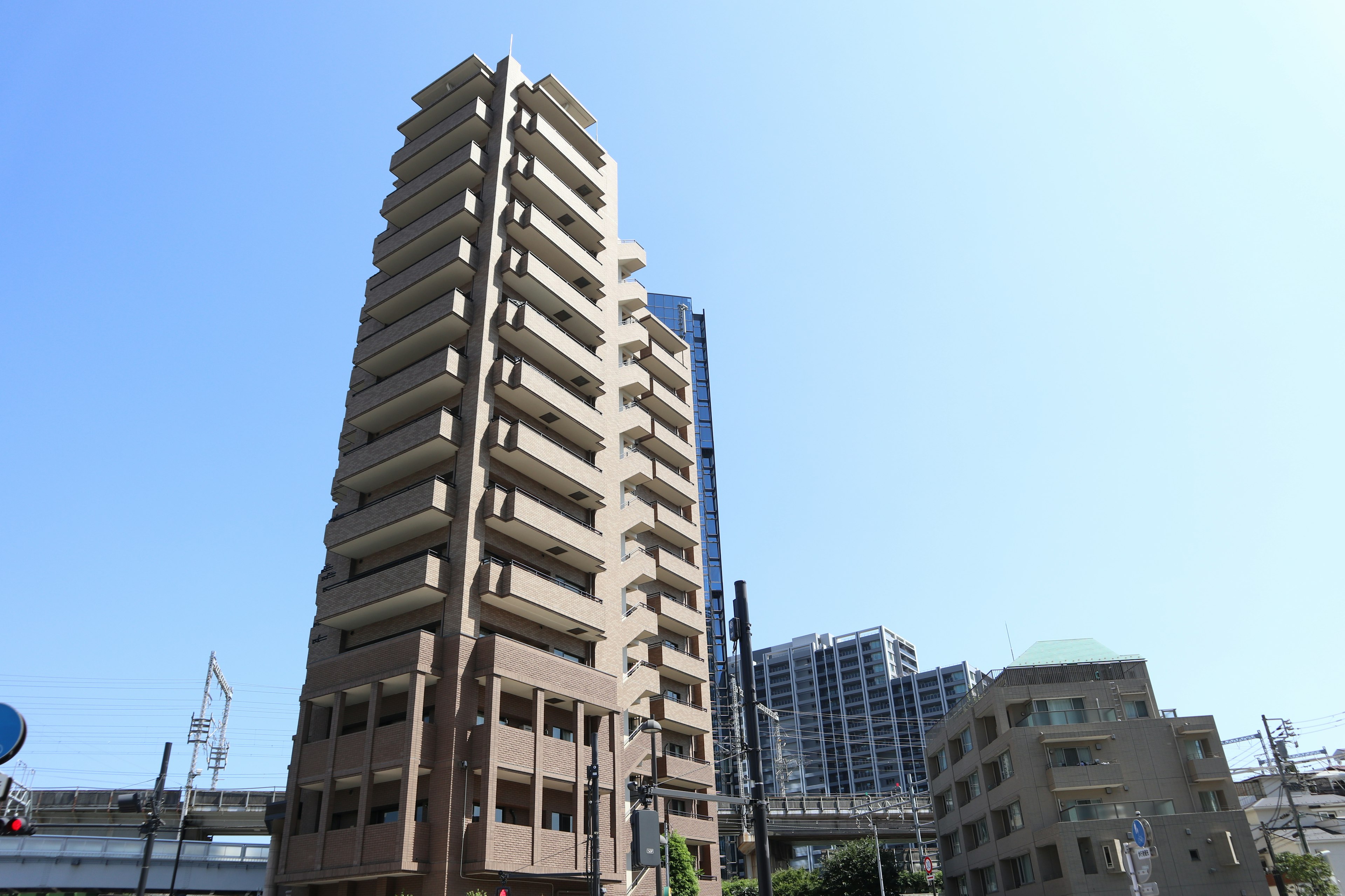 Un alto edificio contro un cielo blu chiaro