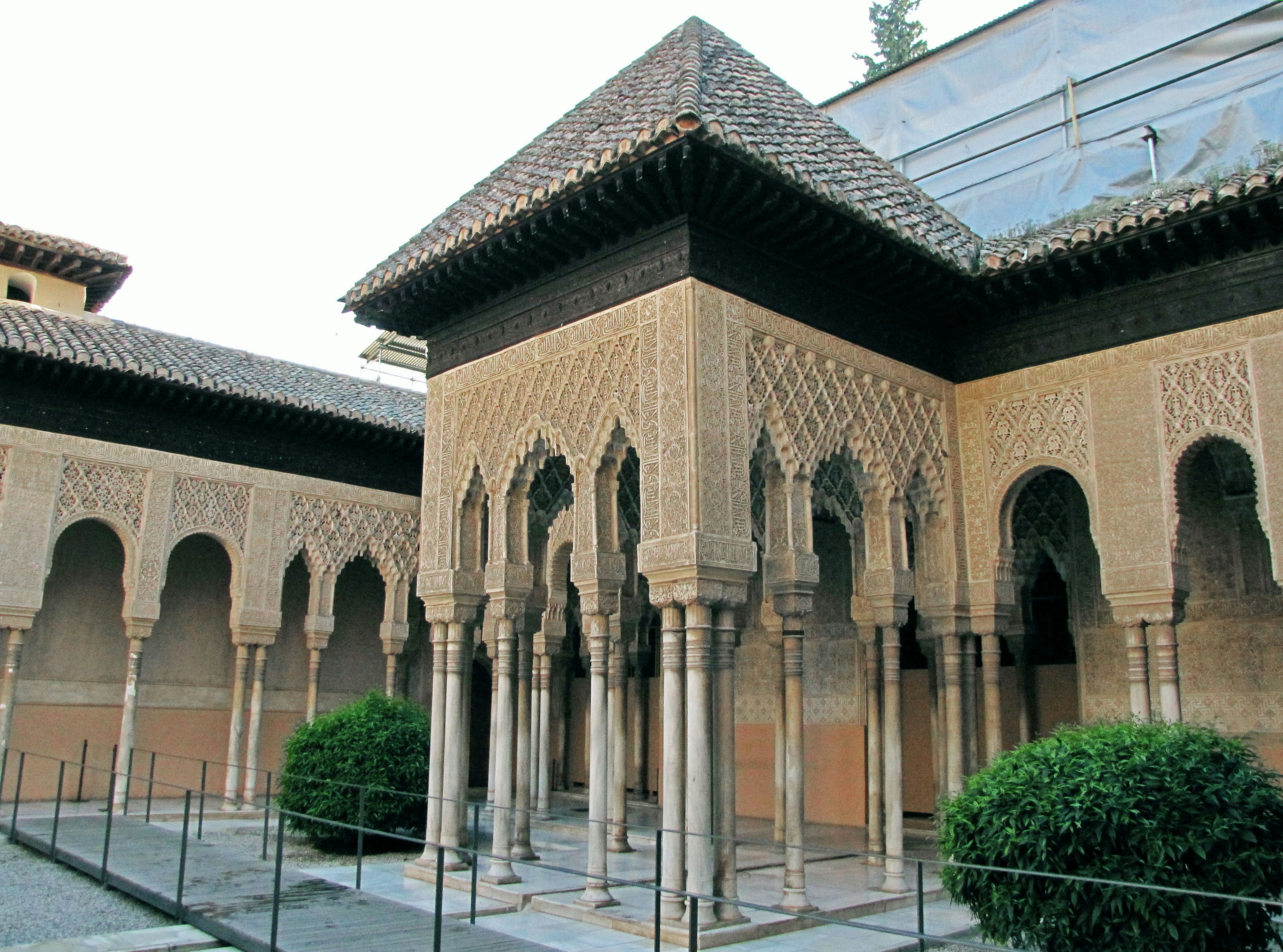 Schöne Bögen und dekorative Säulen des Alhambra-Palastes