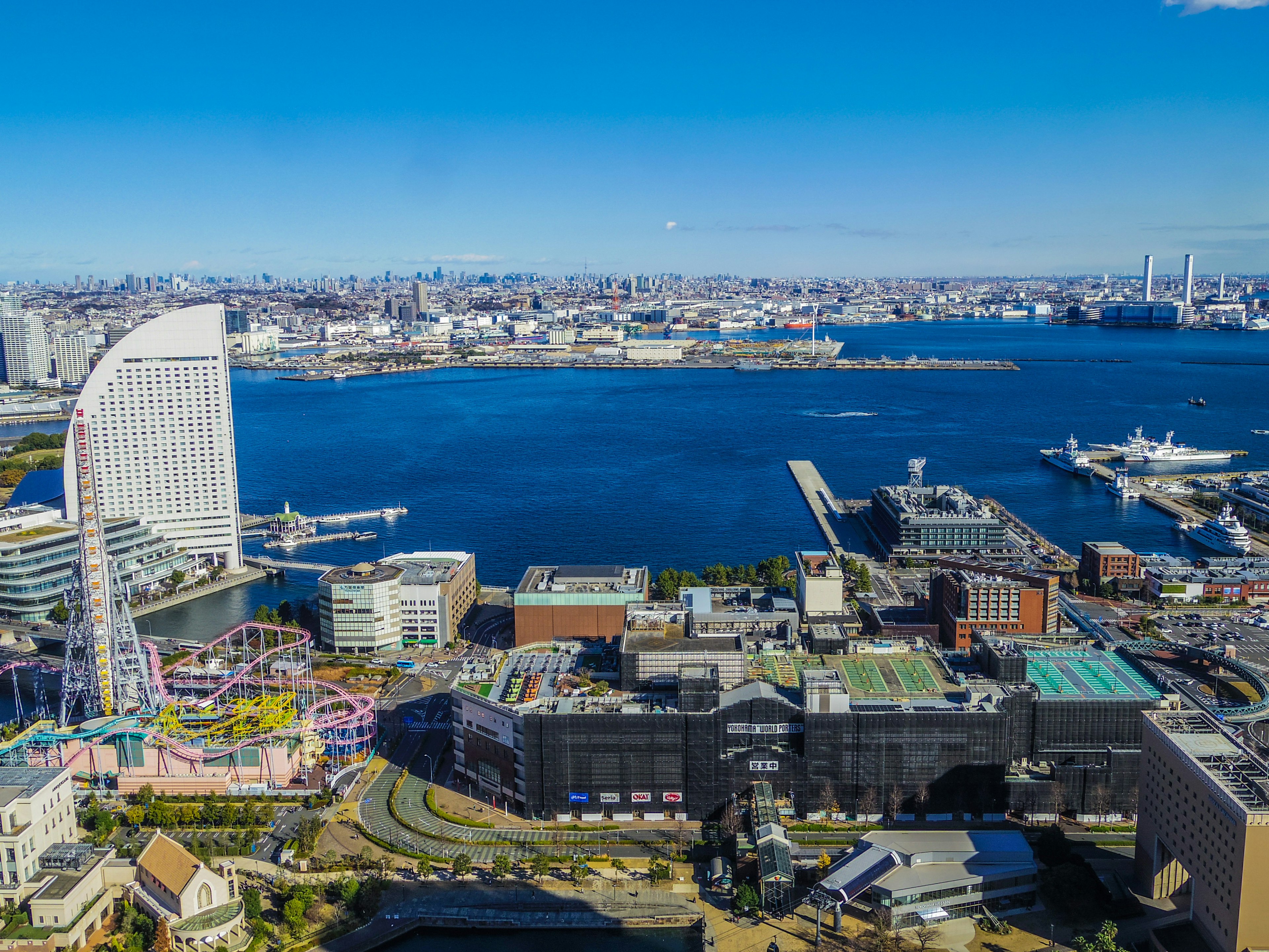 Pemandangan udara pelabuhan Yokohama dengan laut biru dan gedung pencakar langit