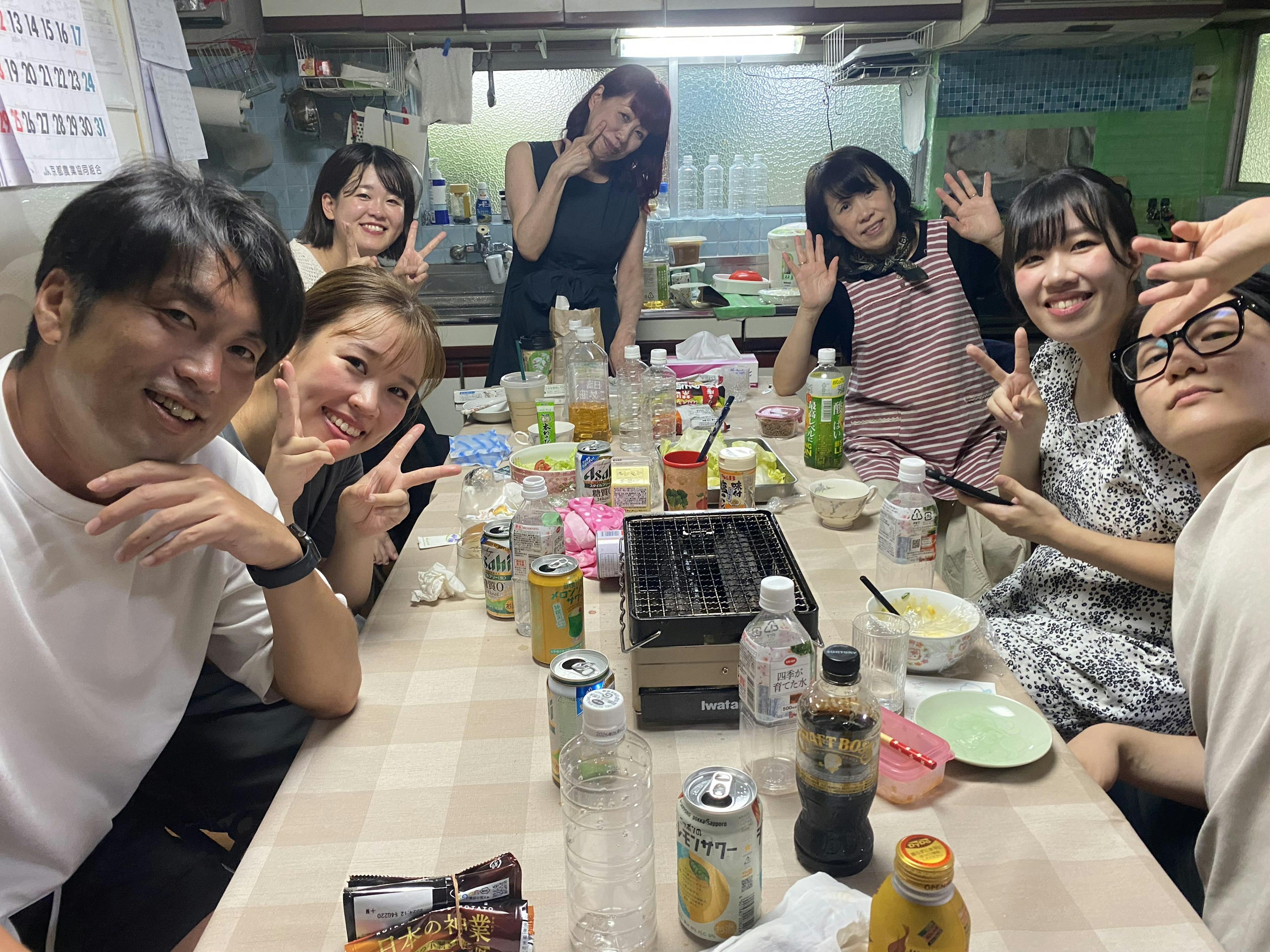 Un grupo de amigos disfrutando de una comida en una cocina