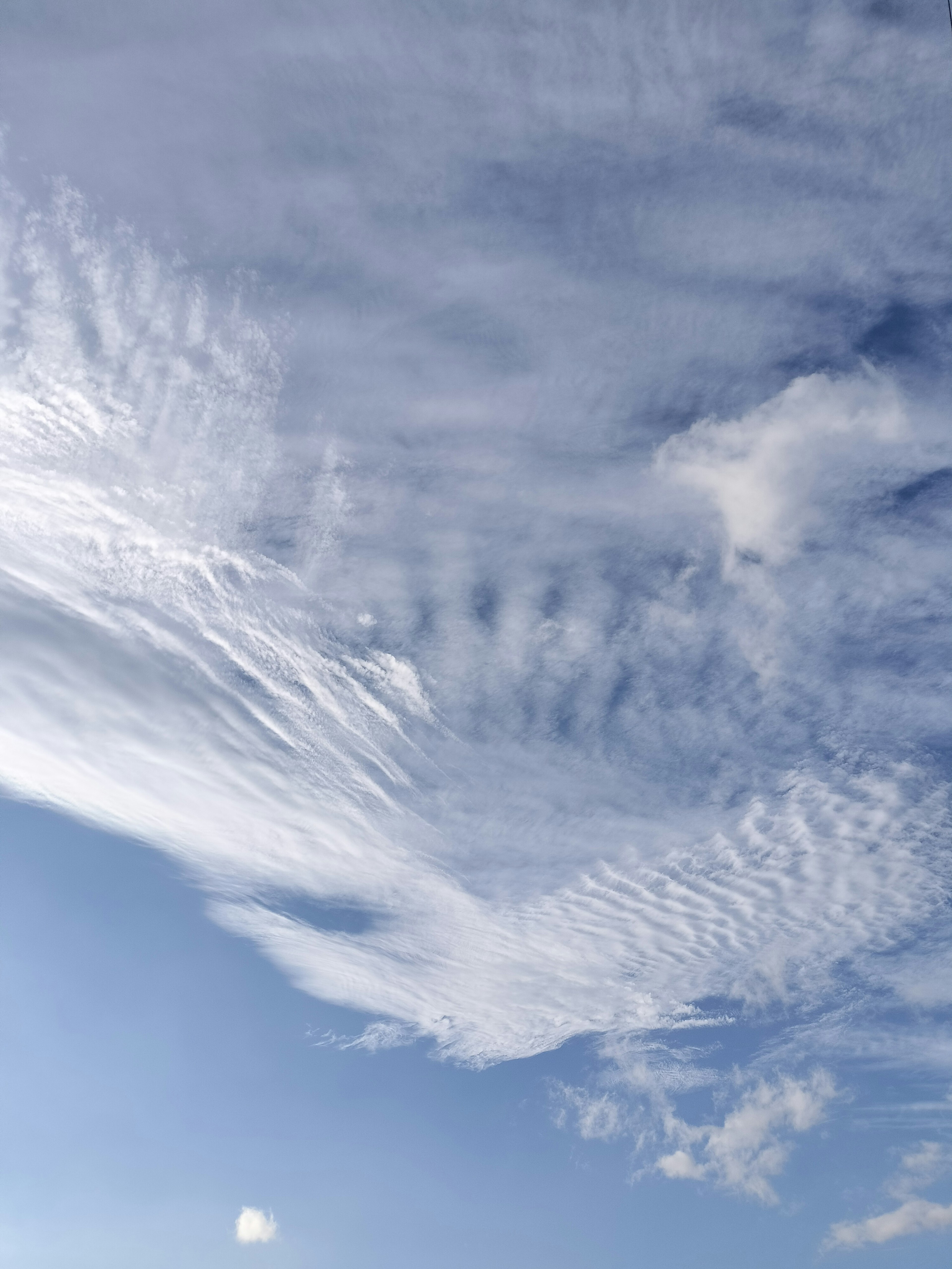 Hermosos patrones de nubes blancas en un cielo azul