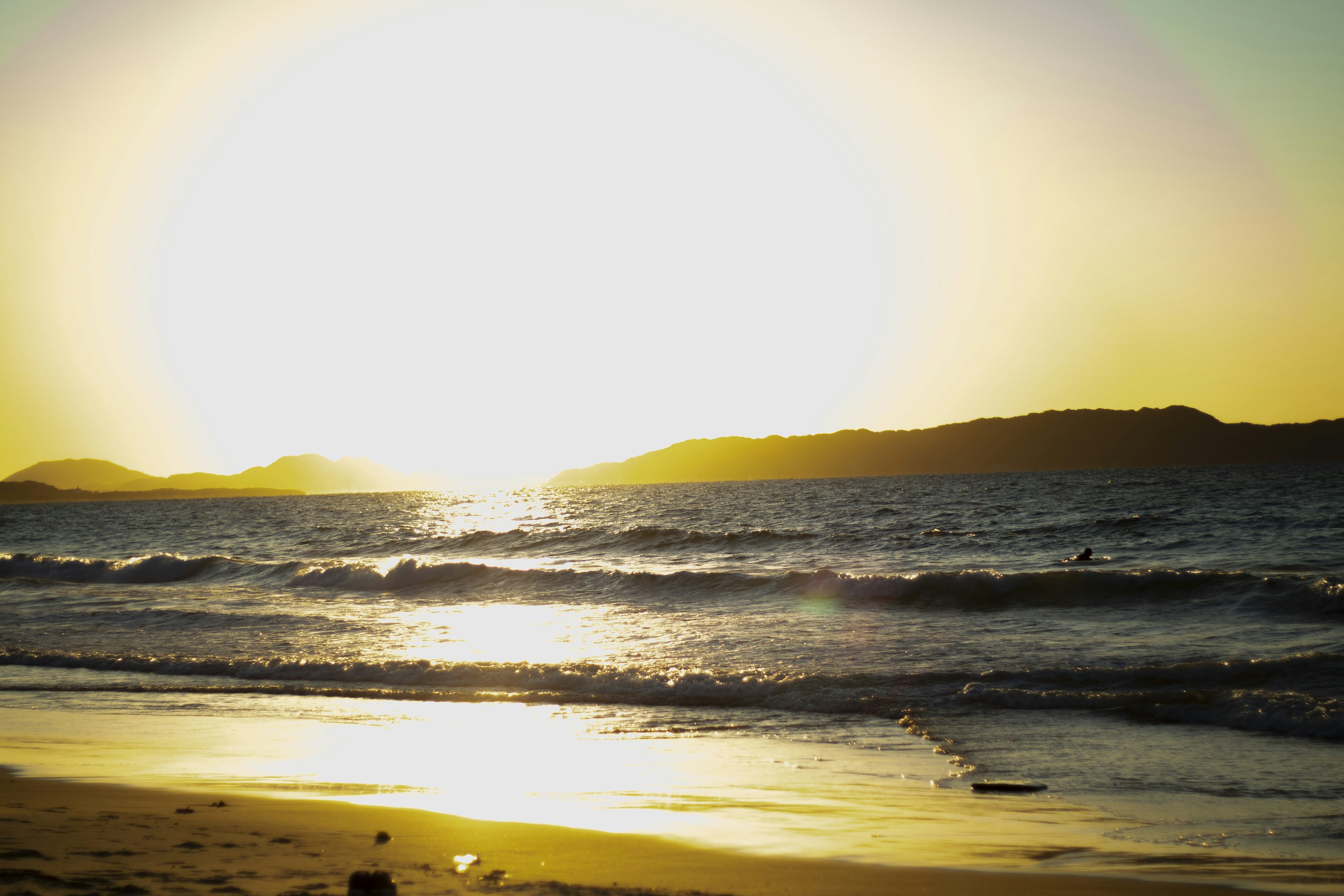 Bellissimo tramonto sull'oceano con riflessi sulla spiaggia e onde