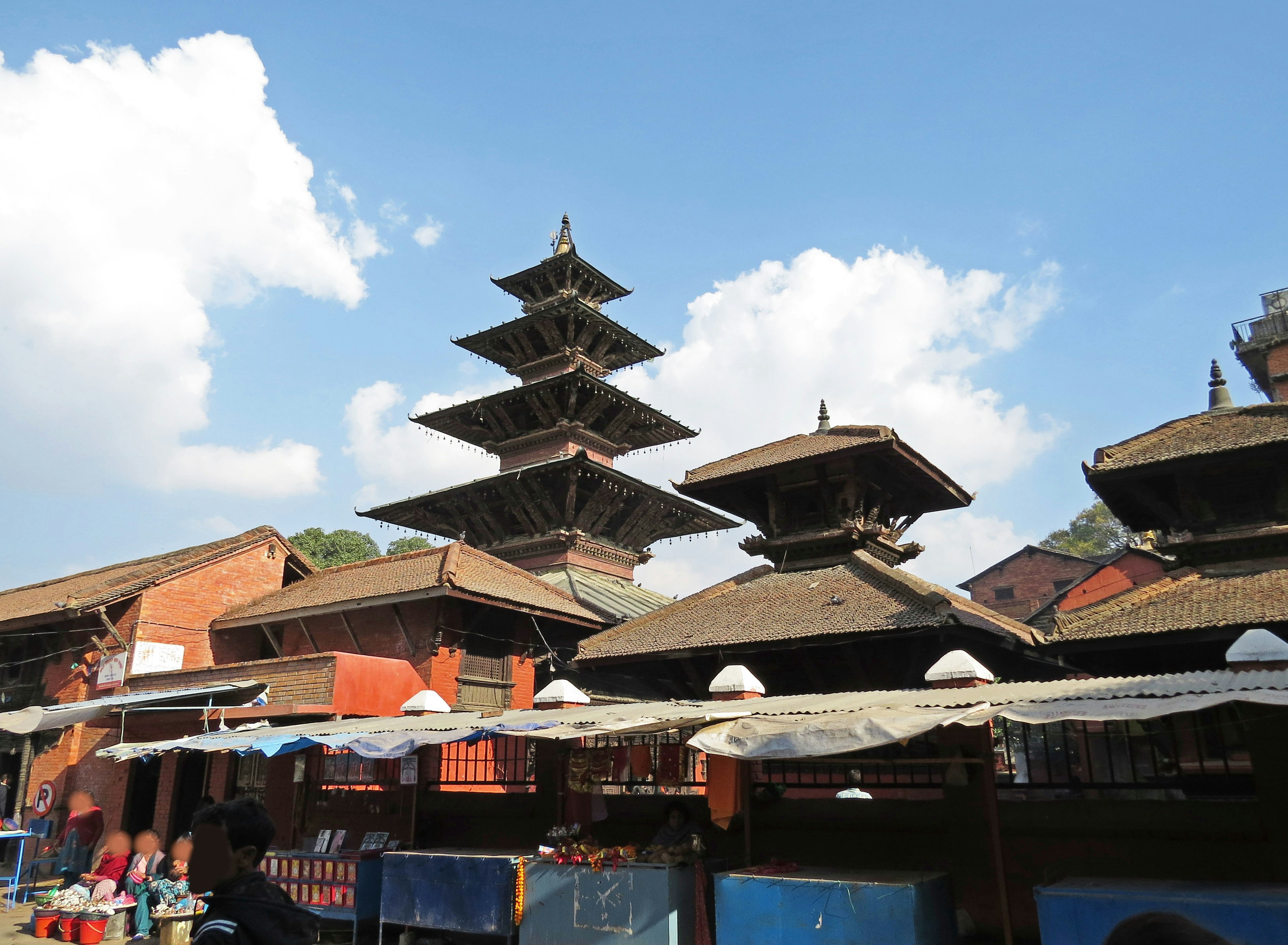 Vista panoramica di un mercato tradizionale con una bella pagoda e edifici storici