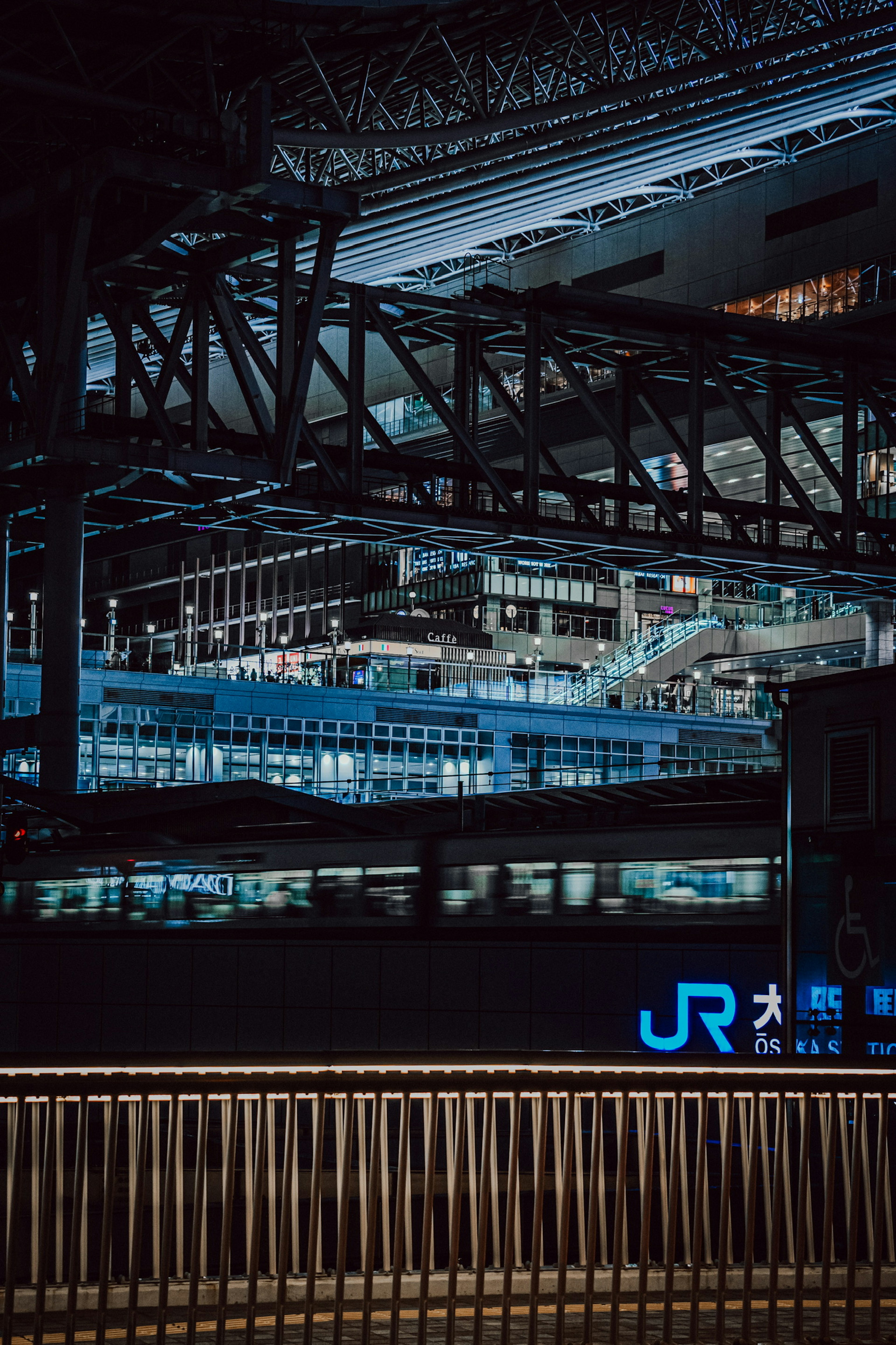 夜の鉄道駅の構造物とJRの看板が目立つ