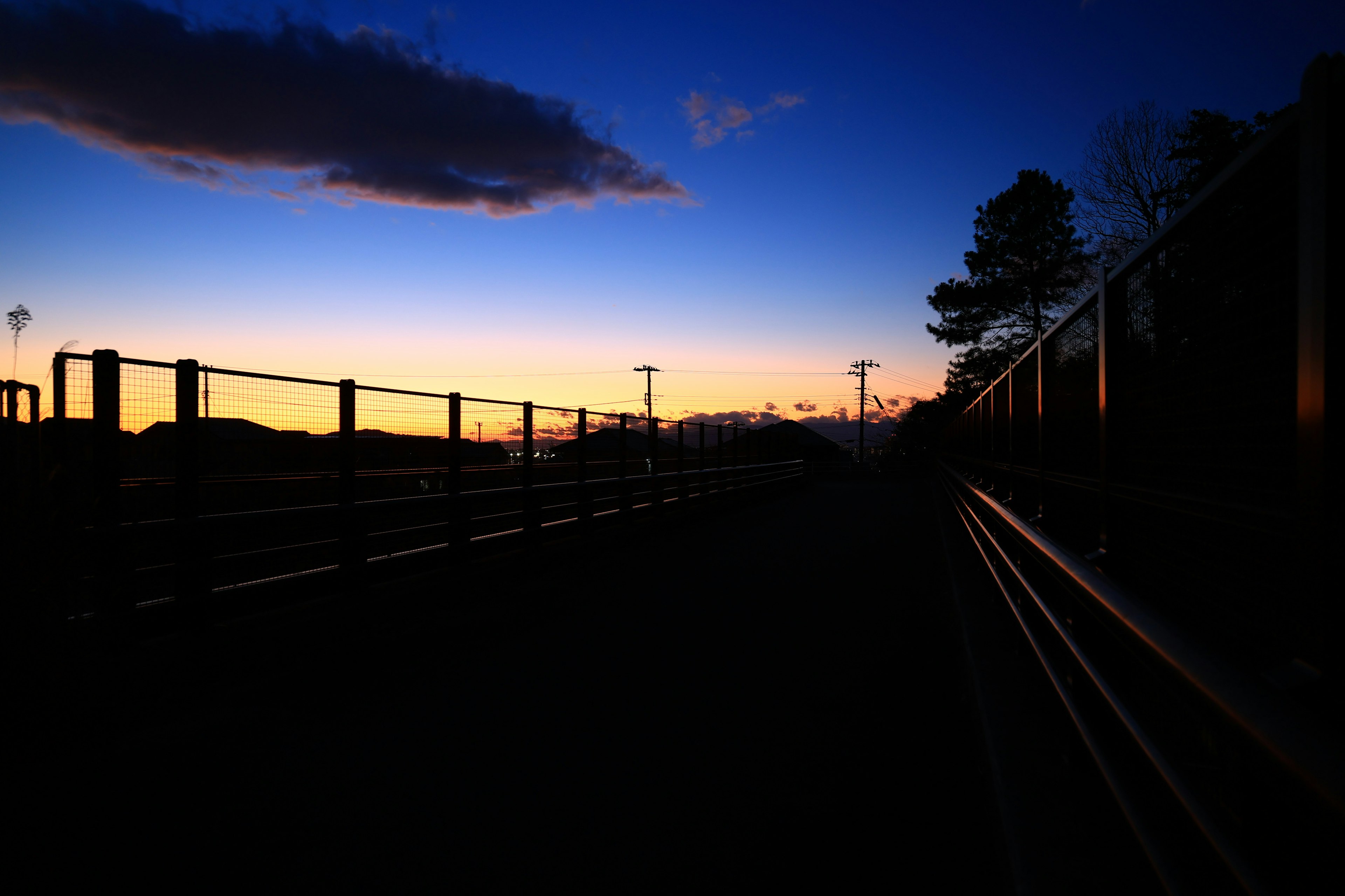 Scène de crépuscule avec ciel bleu et lumière orange