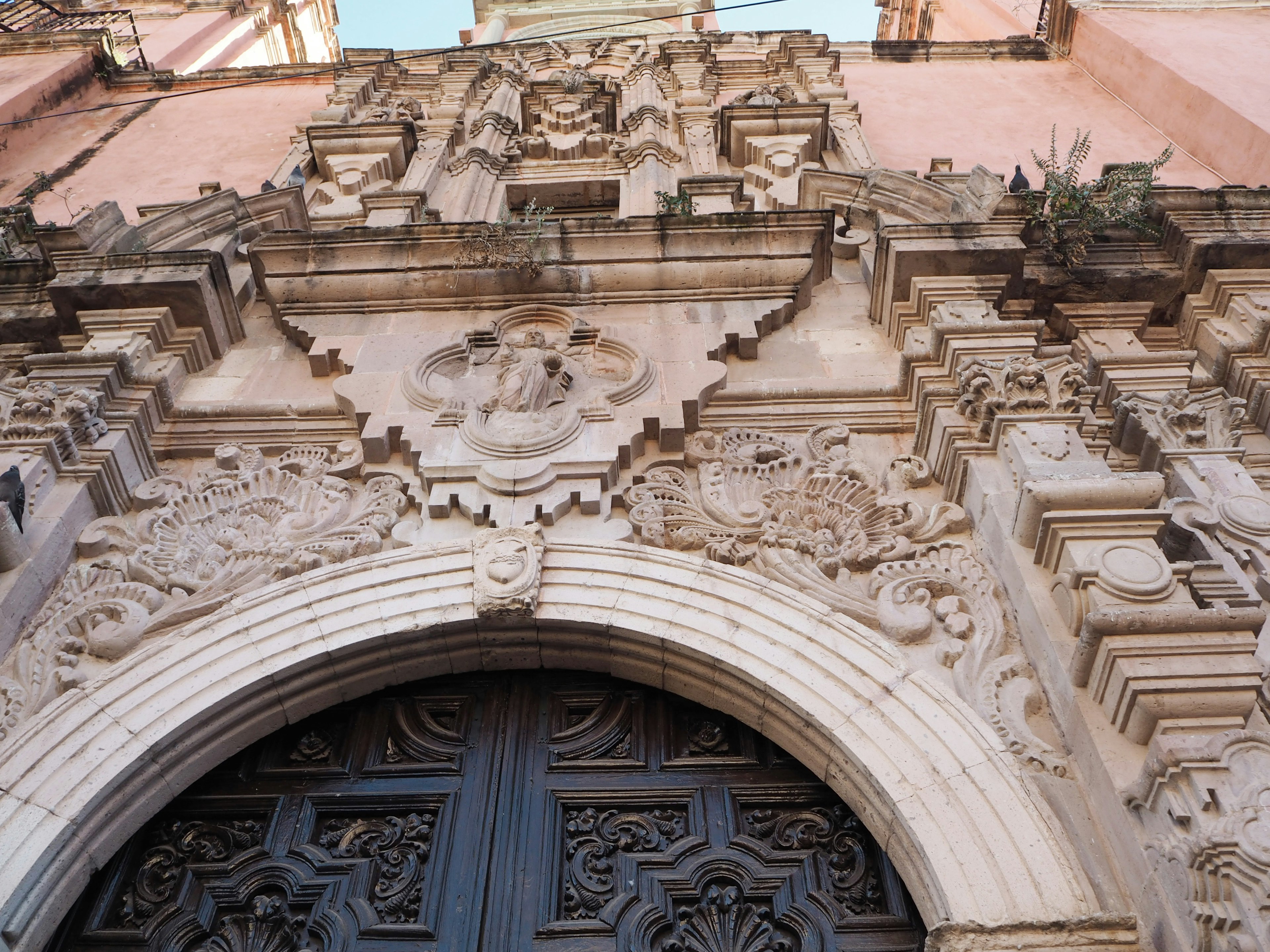 Gros plan sur l'entrée d'un bâtiment historique avec des décorations élaborées