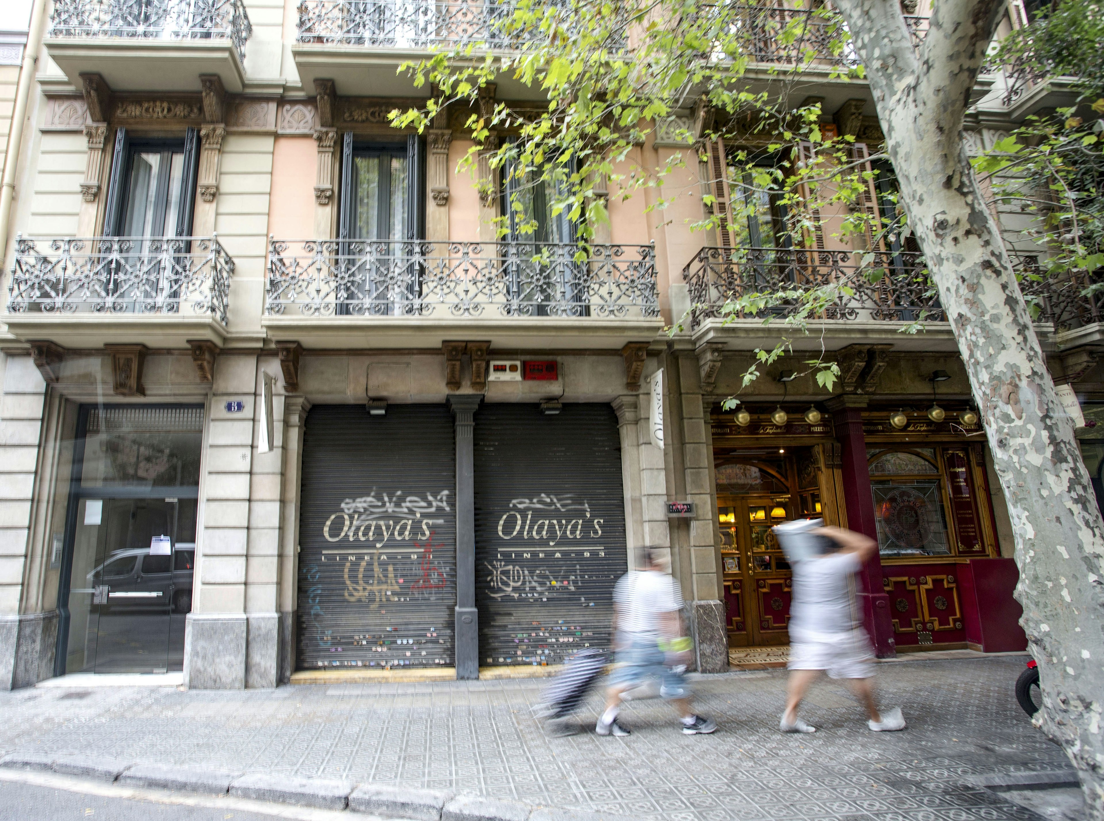 Exterior de la tienda Oliver en una calle de Barcelona con árboles alrededor