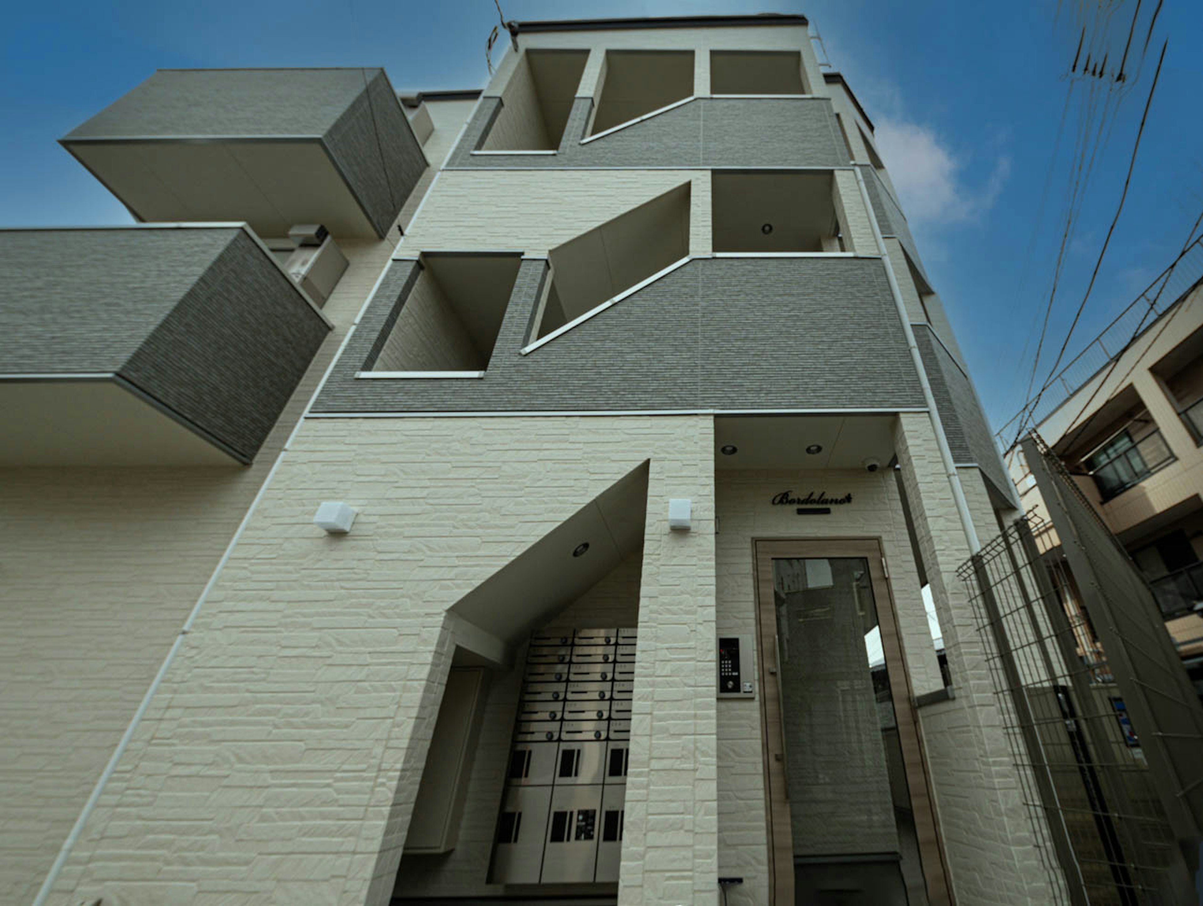 Eksterior gedung apartemen modern dengan balkon geometris unik