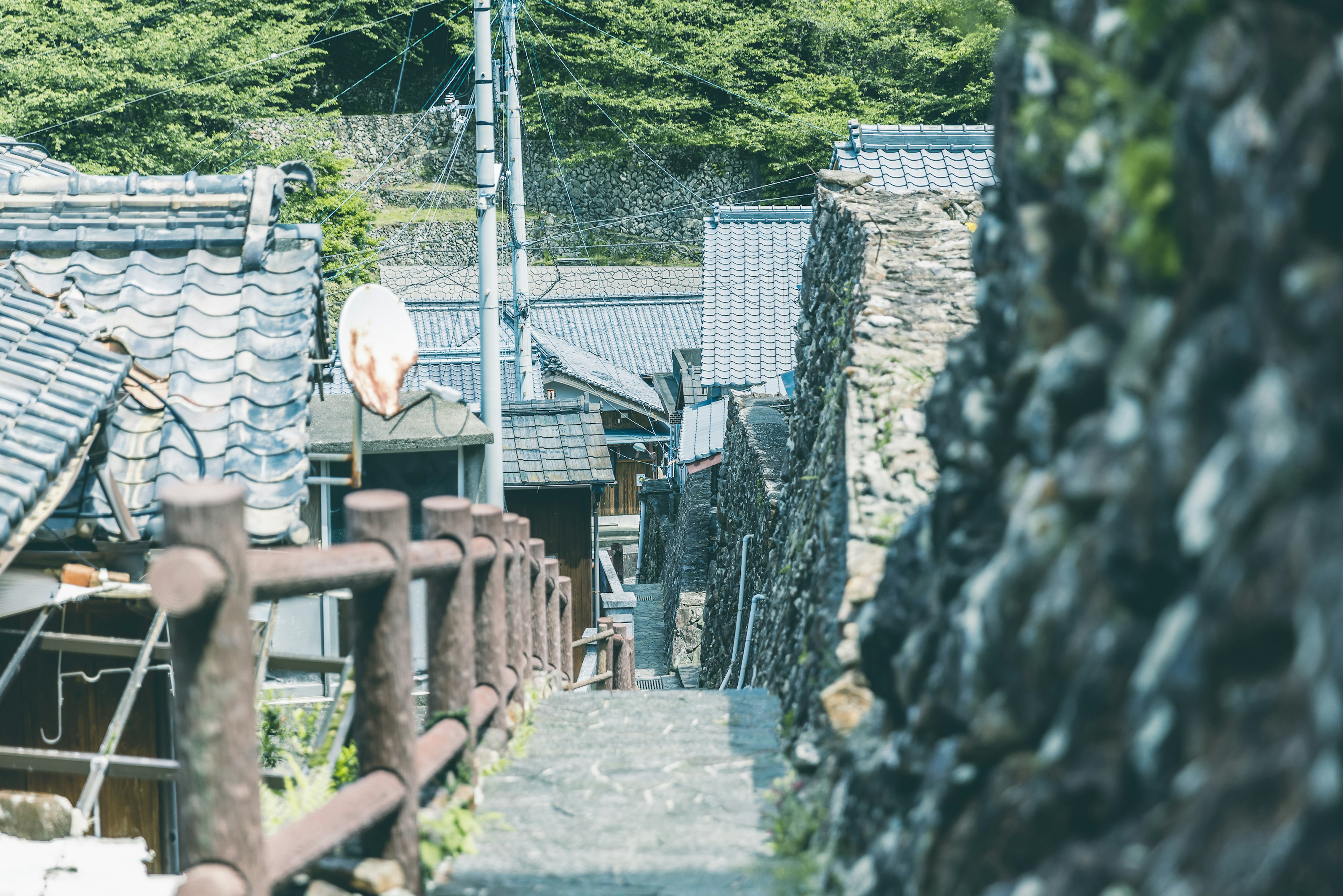 古い村の小道と石の壁の風景