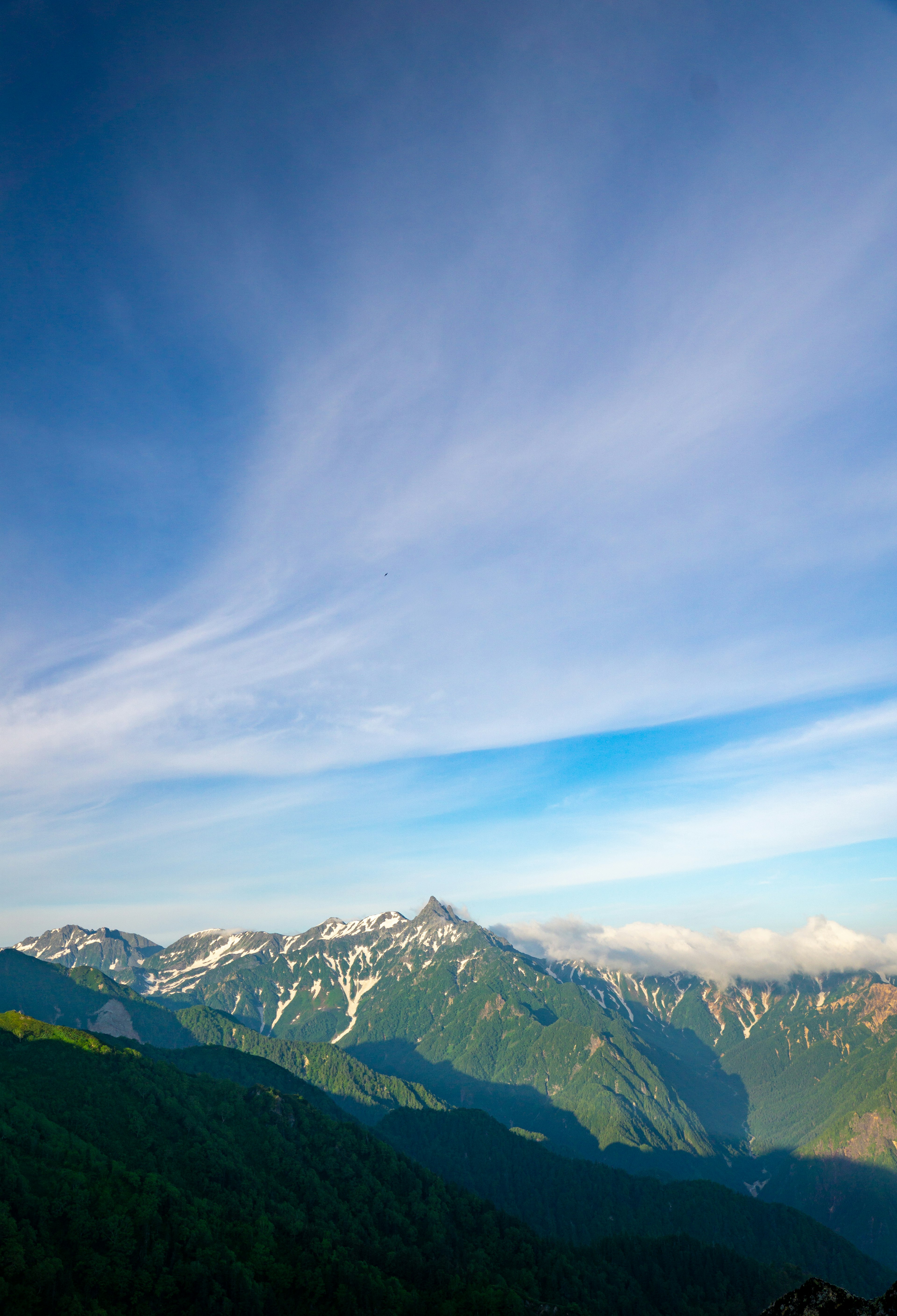 Malersicher Blick auf schneebedeckte Berge und einen klaren blauen Himmel