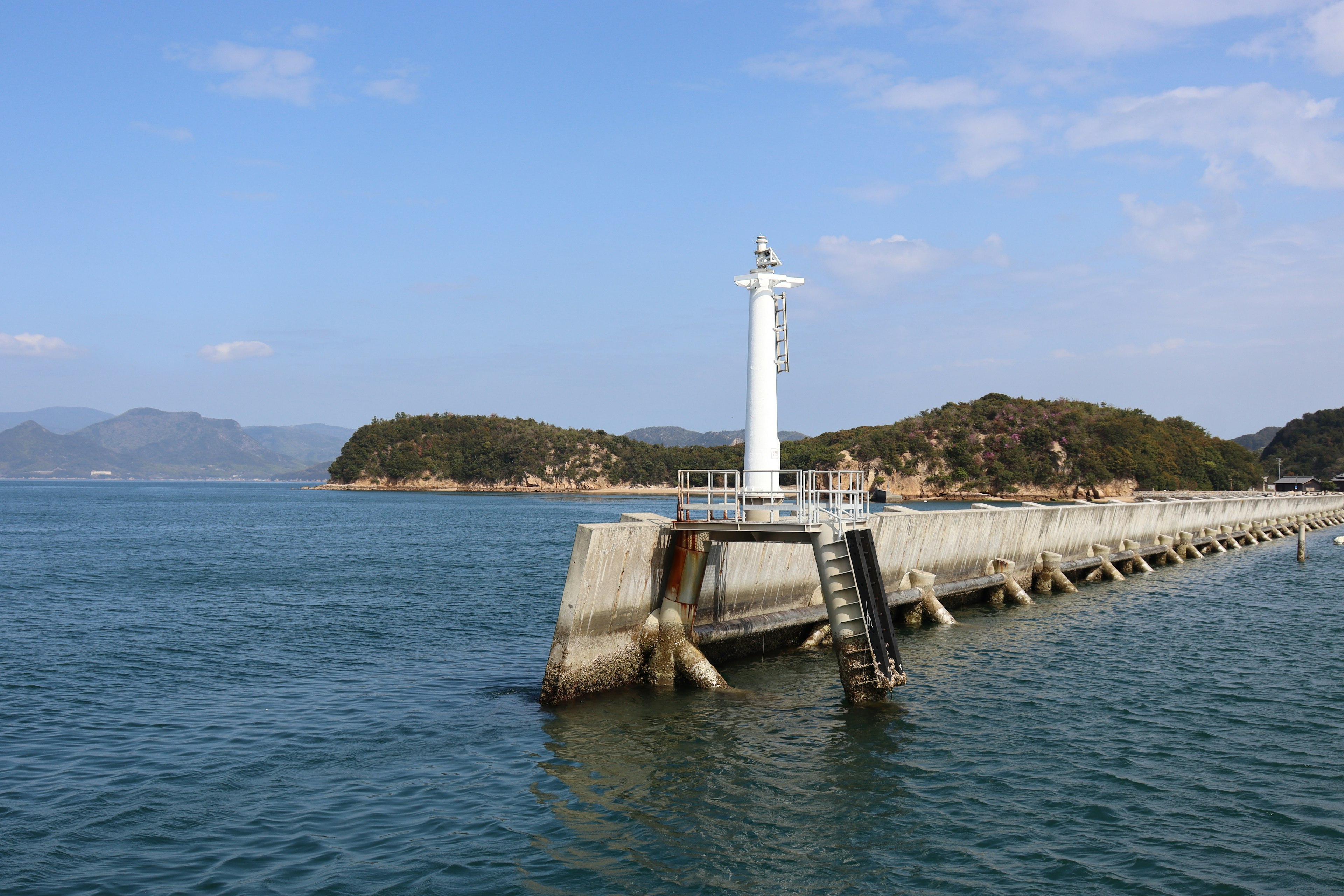 Vista panoramica di un molo con un faro che si affaccia sul mare