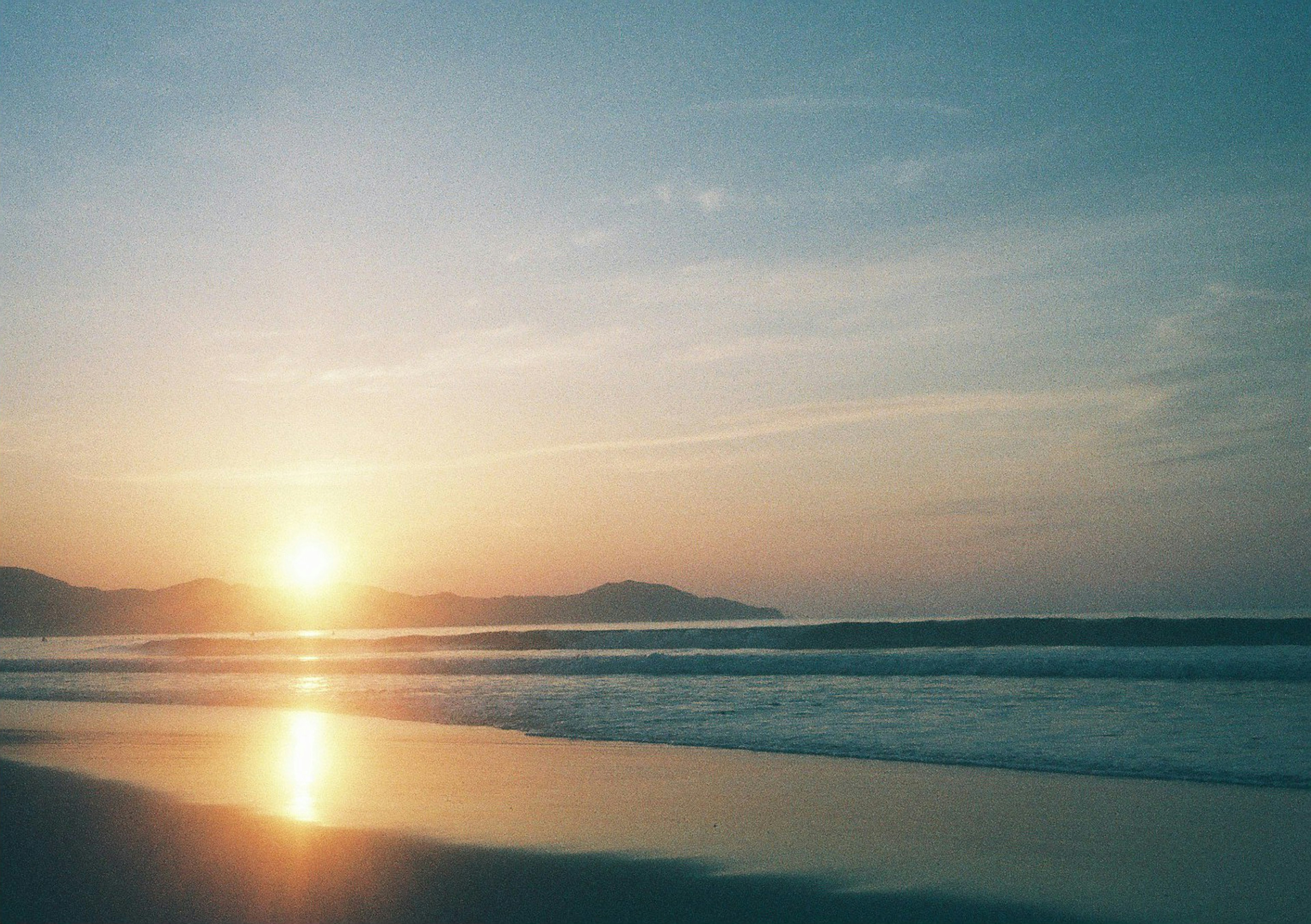 海岸での夕日が沈む美しい風景の画像