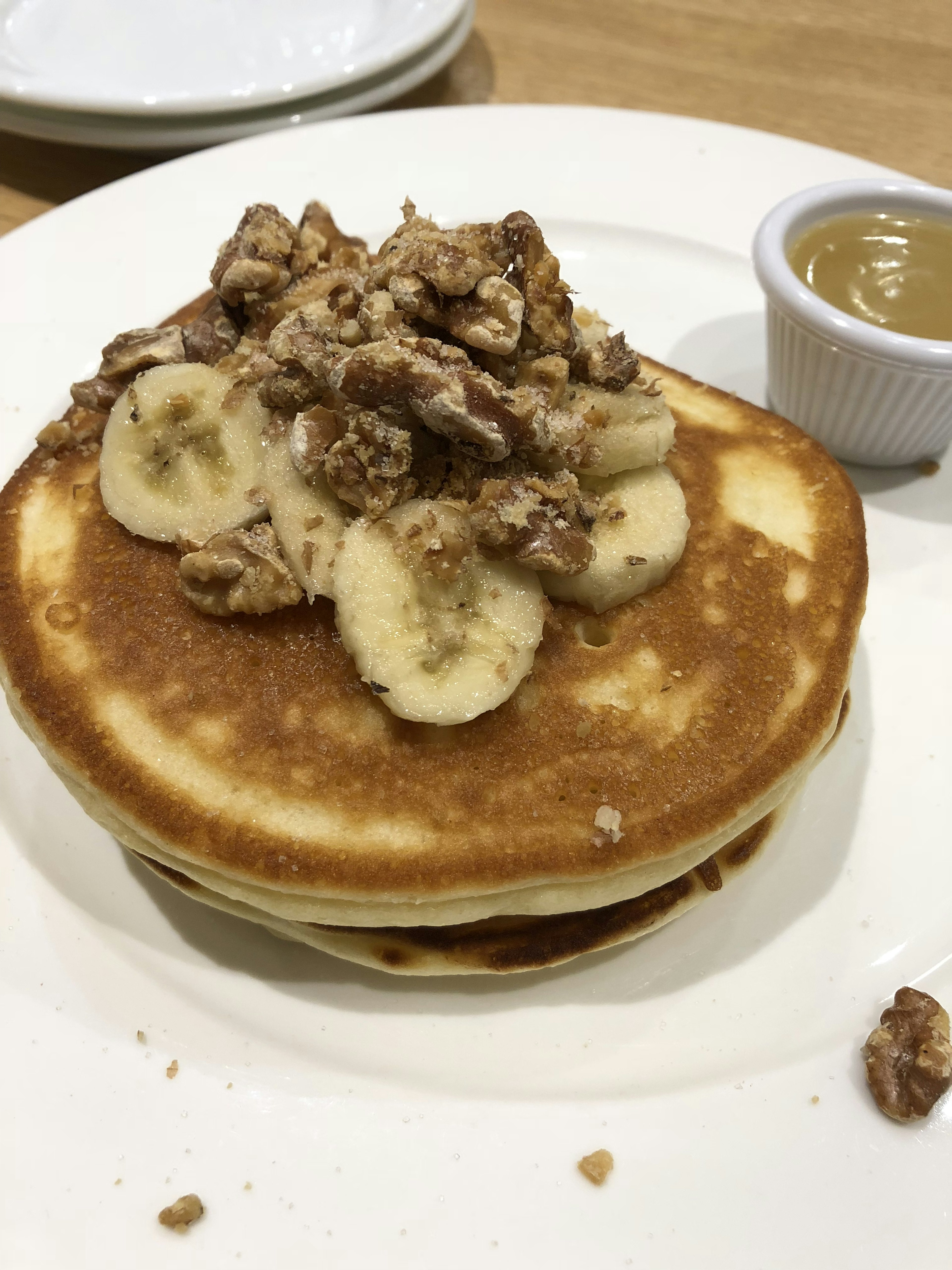 Pancake guarnito con fette di banana e granola di noci