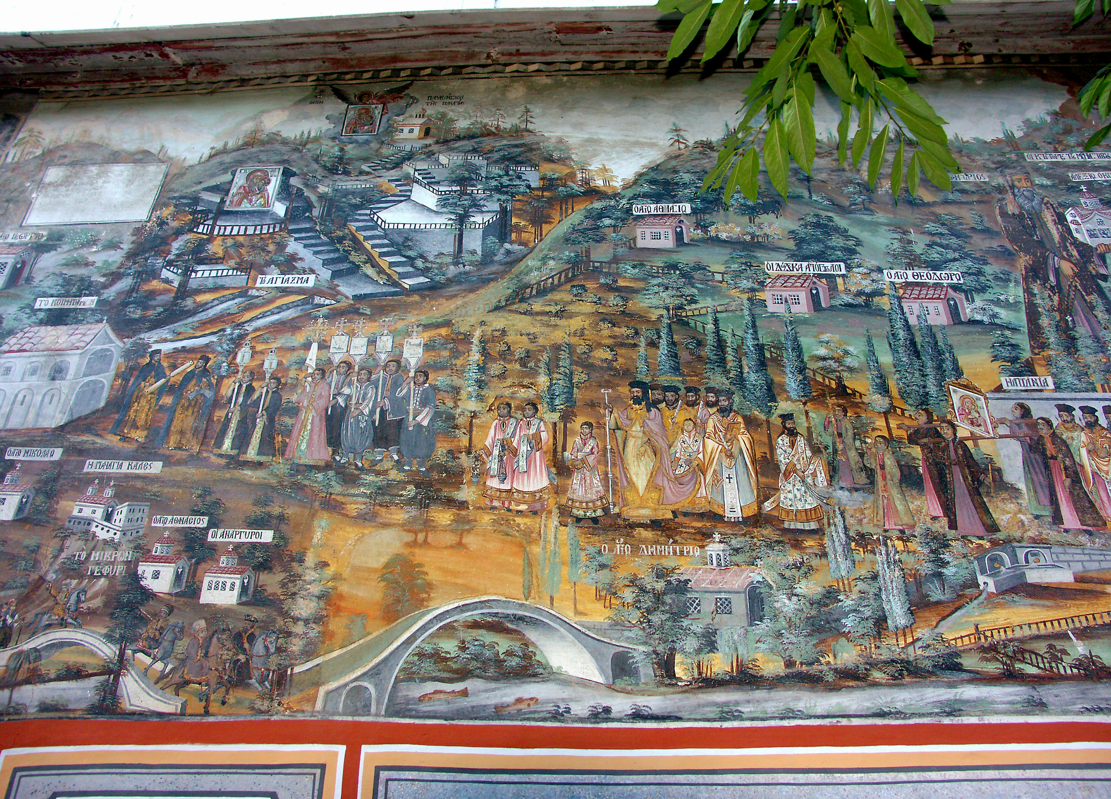 Gambaran mural yang mendetail menampilkan banyak tokoh dan pemandangan