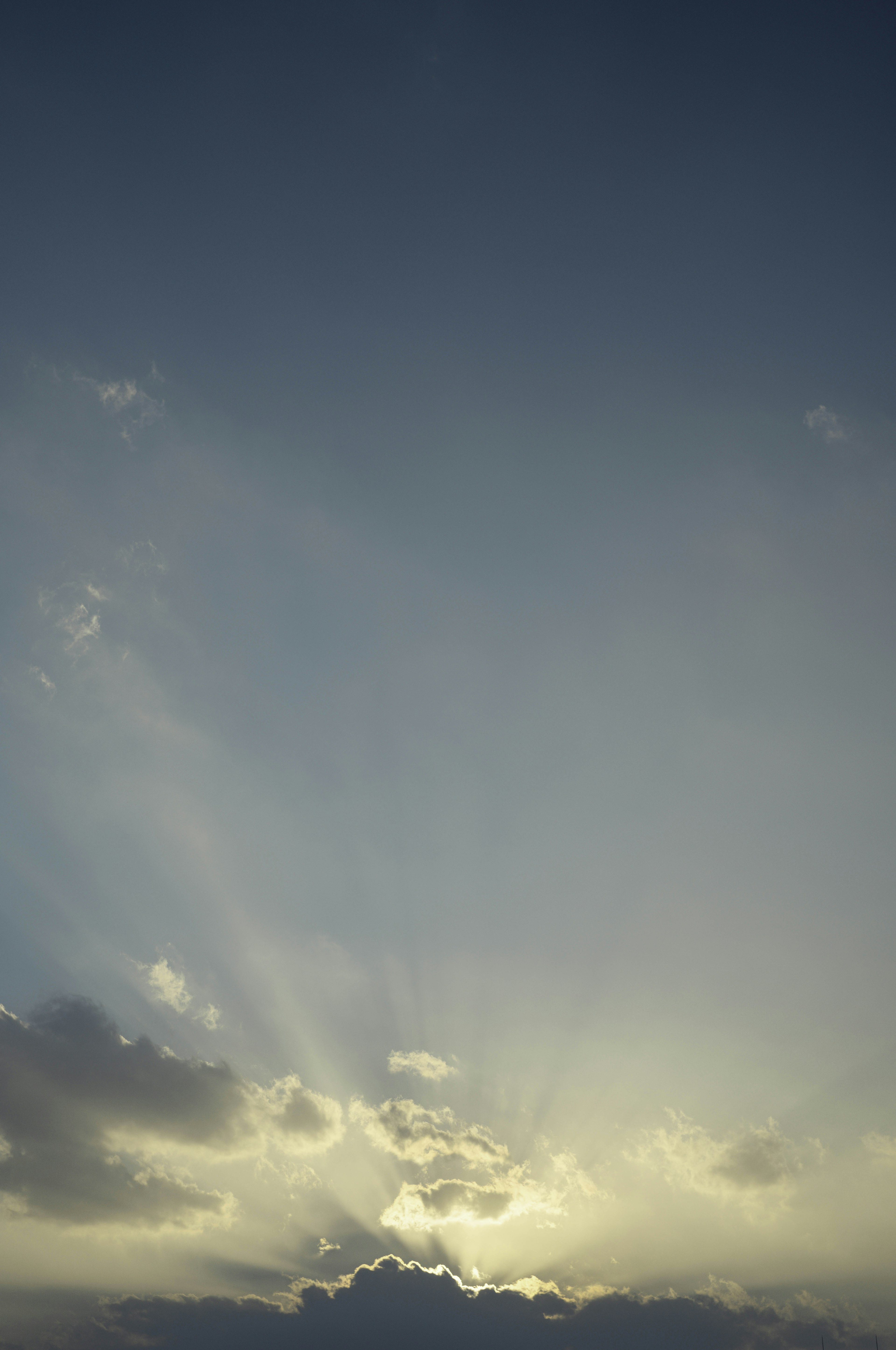 Bellissimo paesaggio con la luce del sole che filtra tra le nuvole in un cielo blu