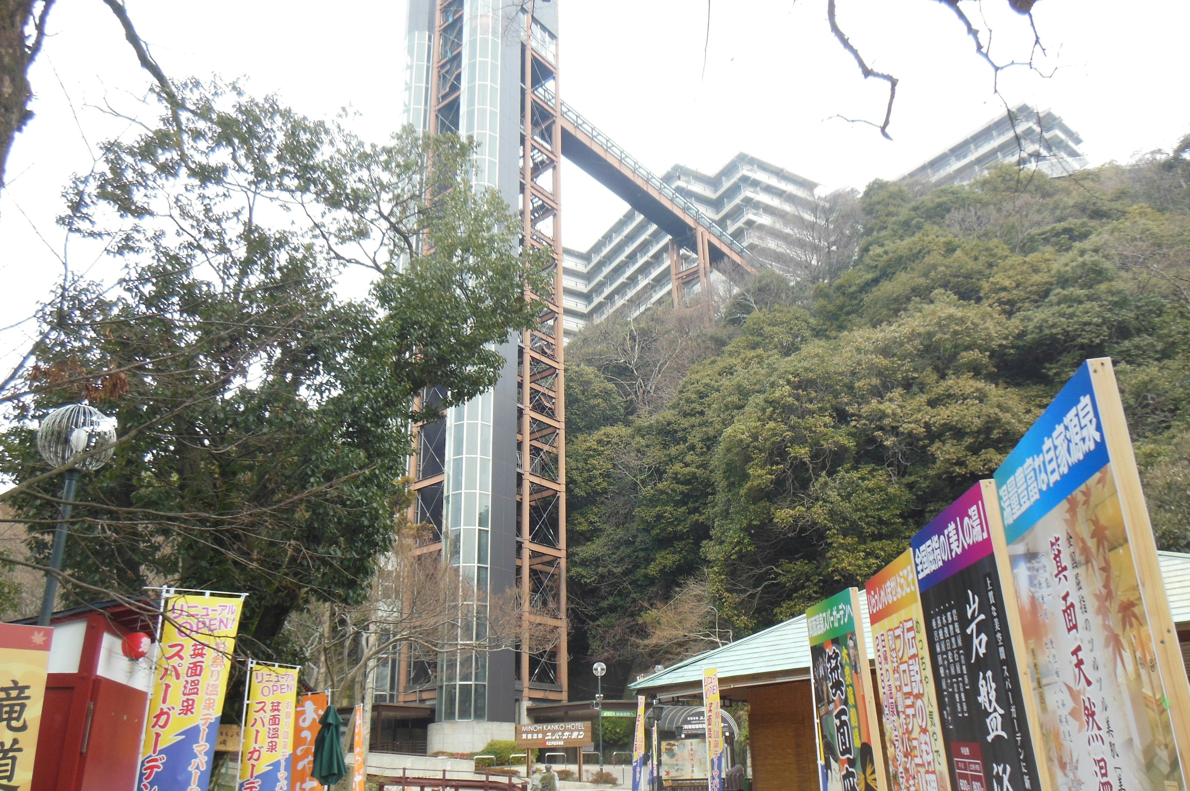 高層ビルと山の間にあるエレベーターの景色