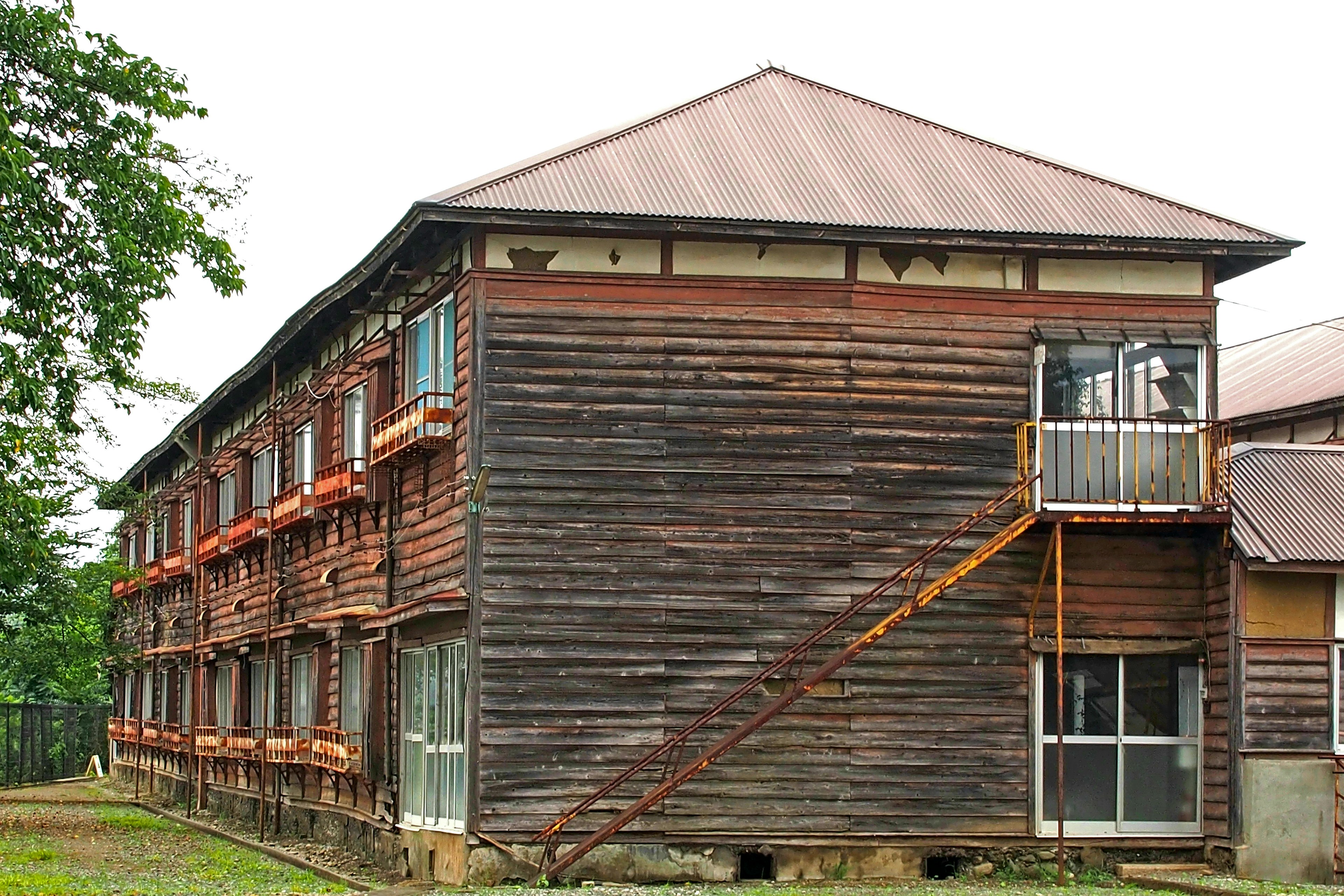 Seitenansicht eines alten Holzgebäudes mit Treppen