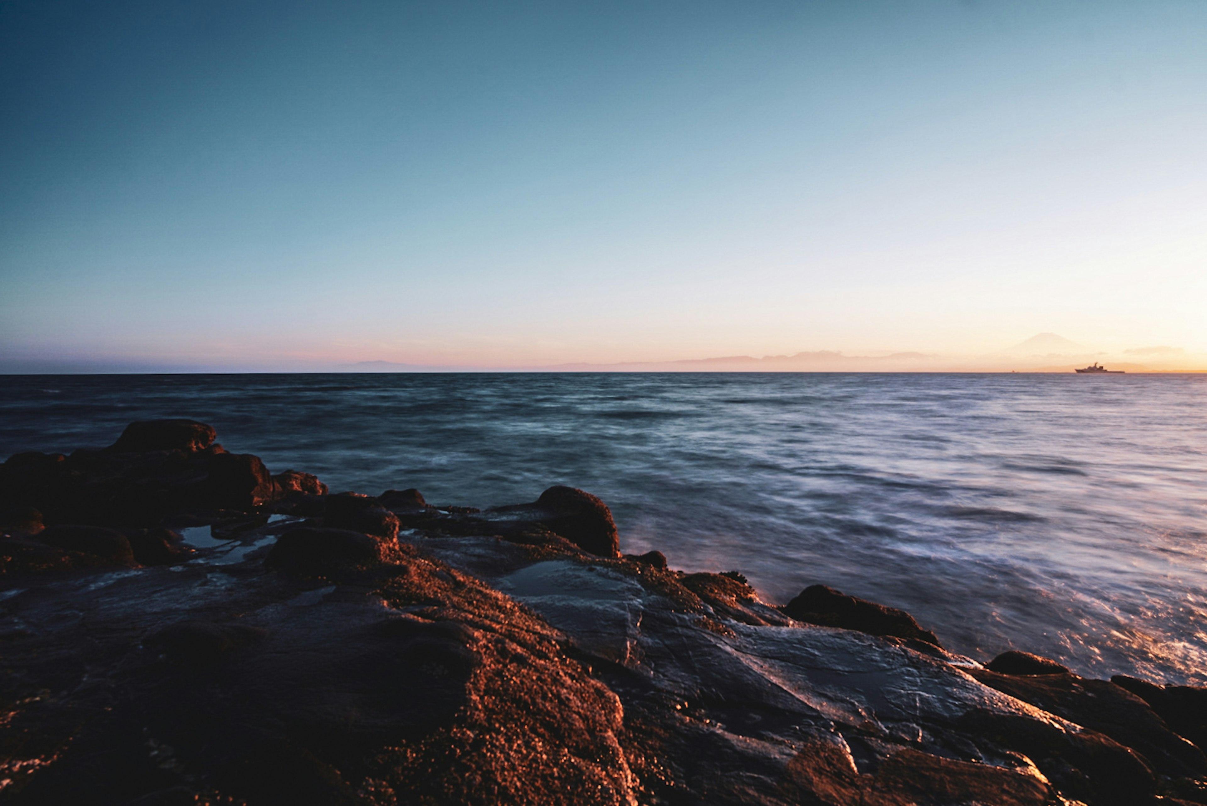 Paysage marin avec des rochers au coucher du soleil