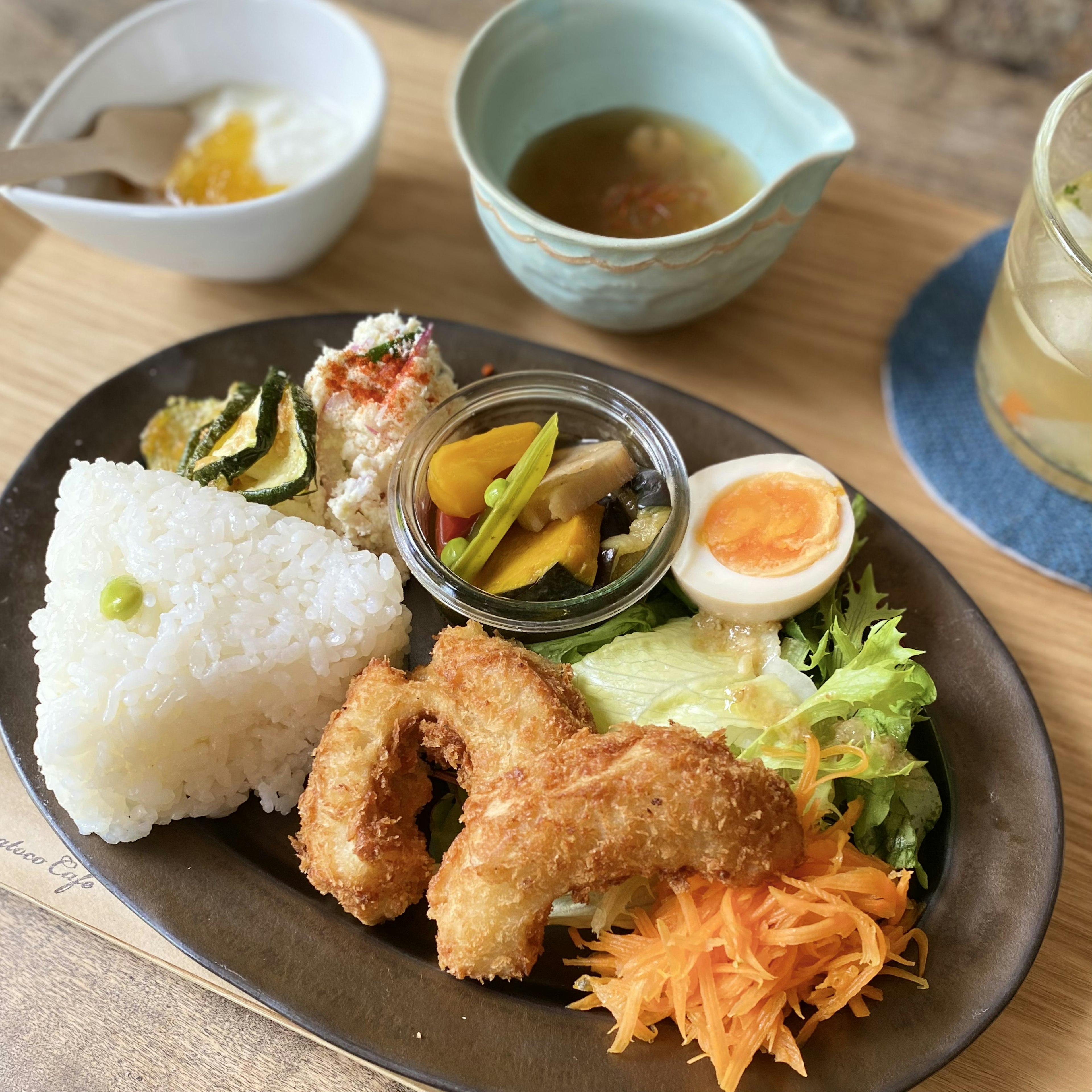 Plate of fried shrimp, white rice, salad, simmered vegetables, and soft-boiled egg