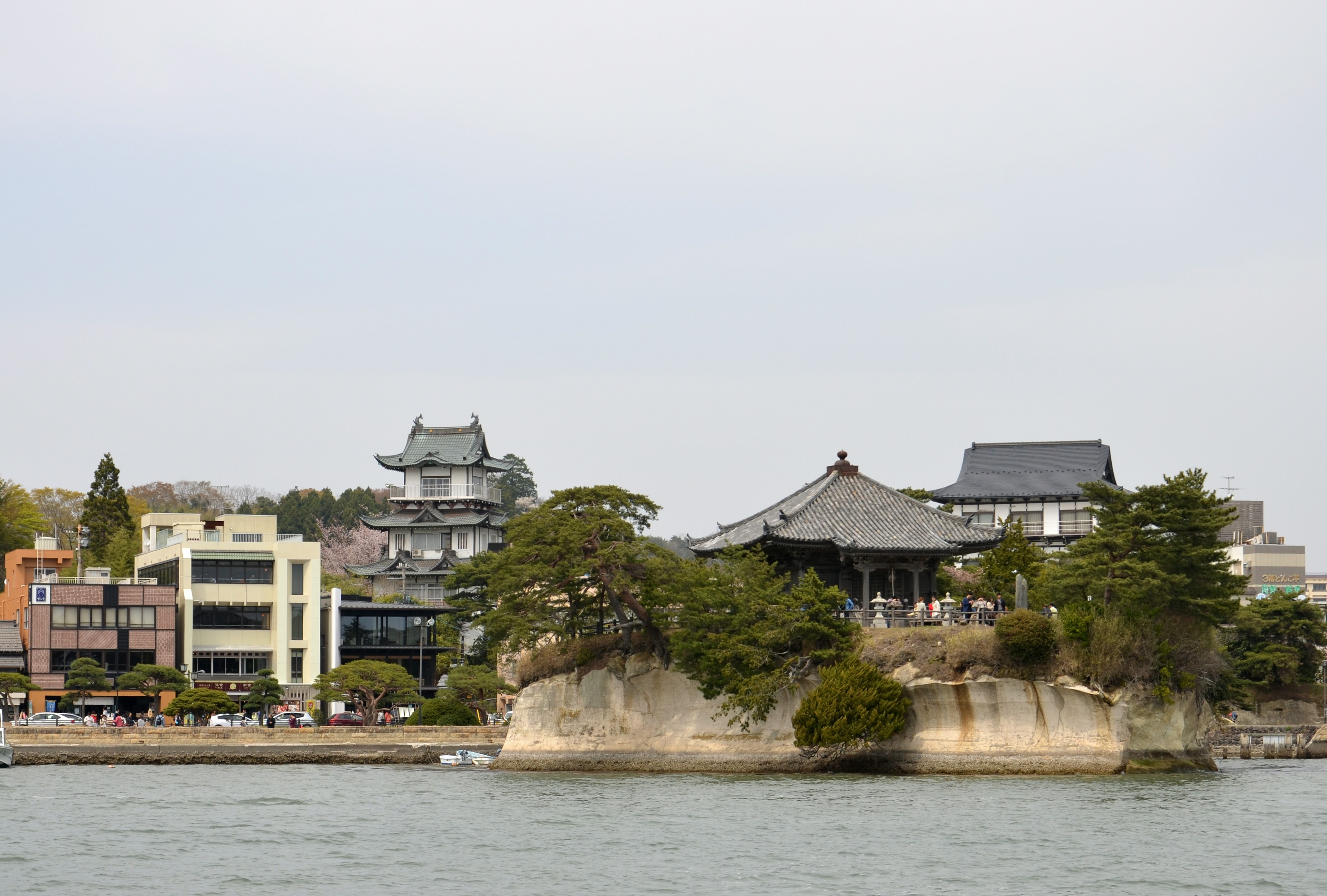 河邊的傳統和現代建築的風景