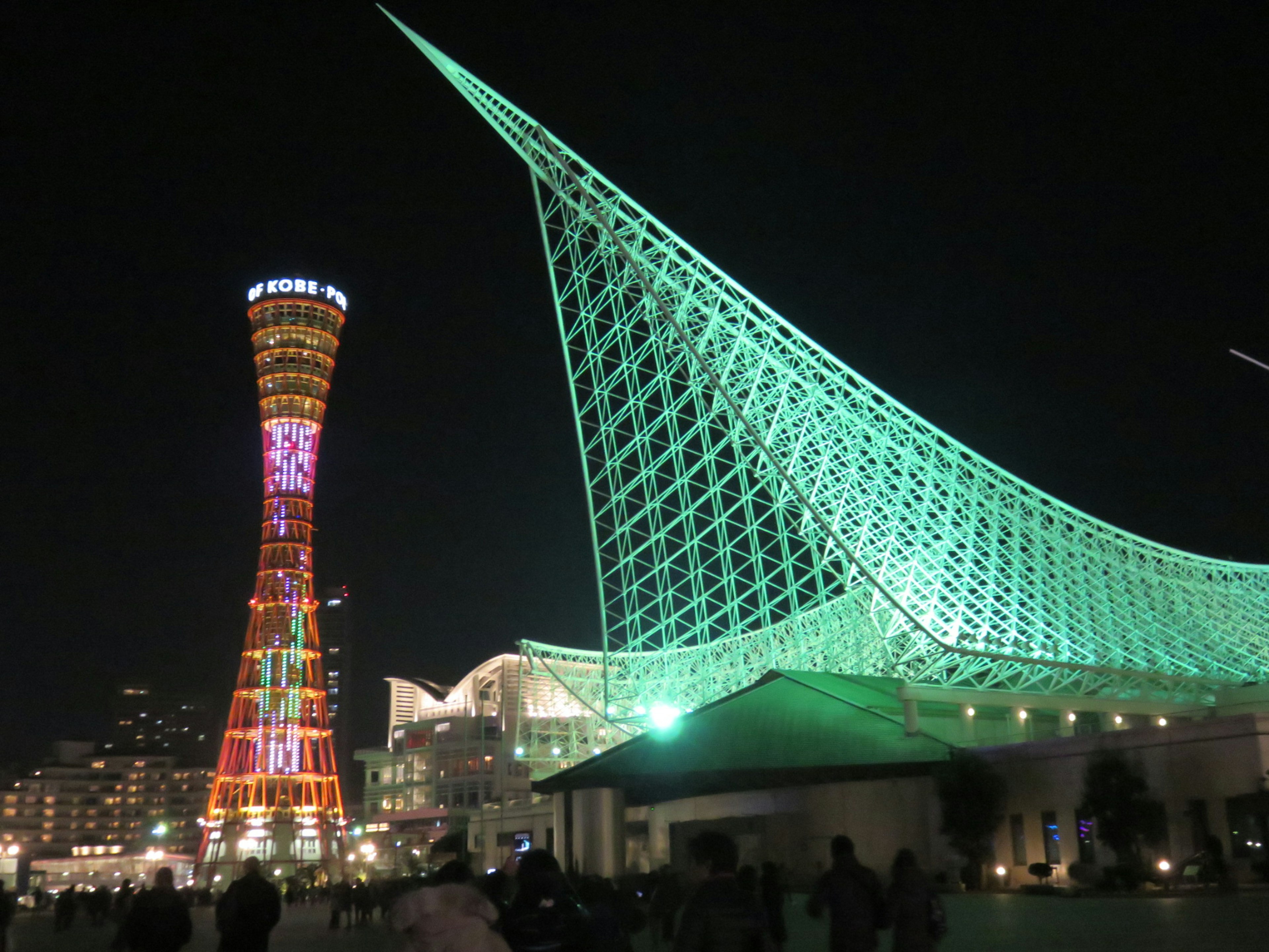 Pemandangan malam Kobe dengan Menara Pelabuhan yang diterangi dan arsitektur unik Harborland