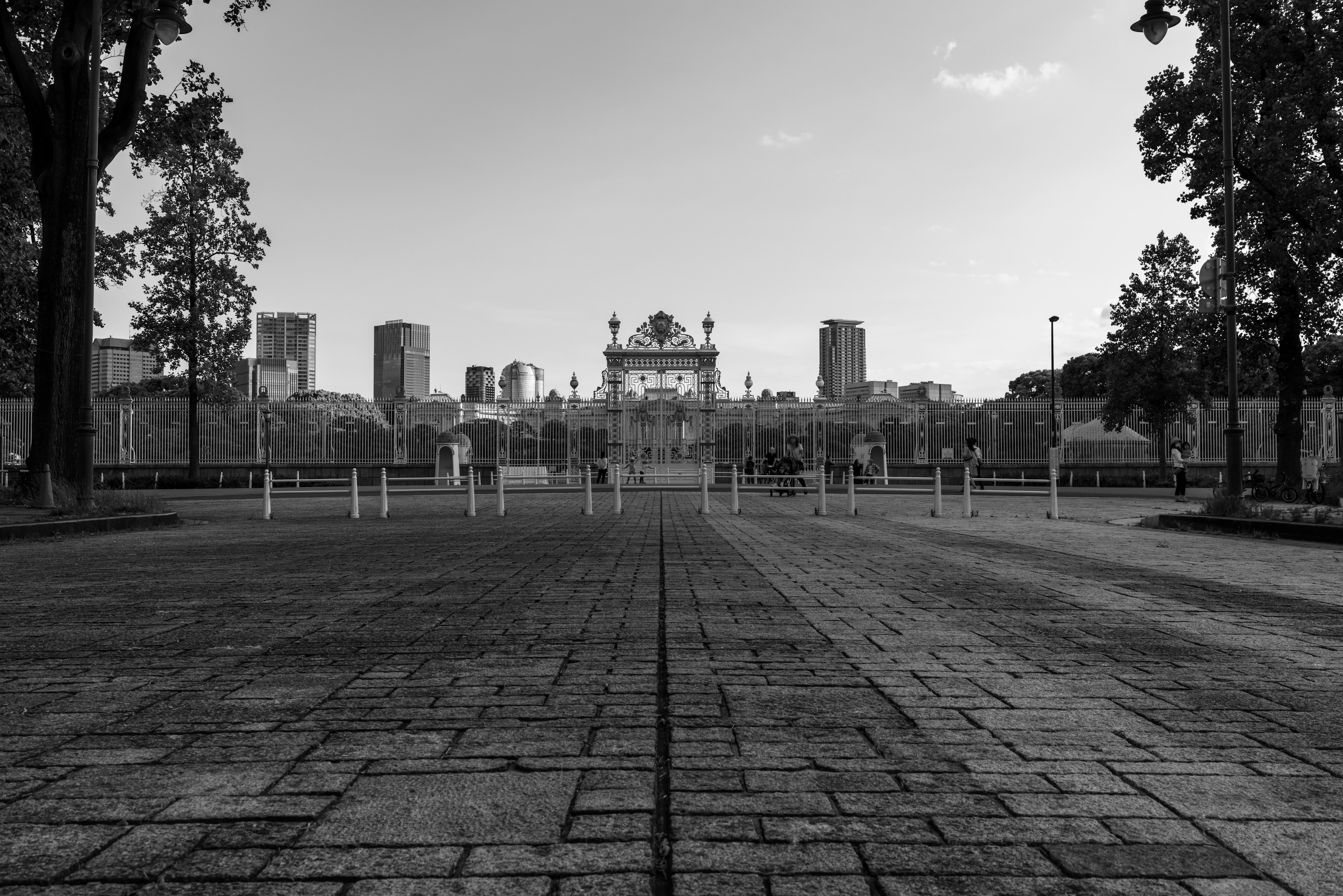 広場の中央に位置する歴史的な建物が見えるモノクロの風景