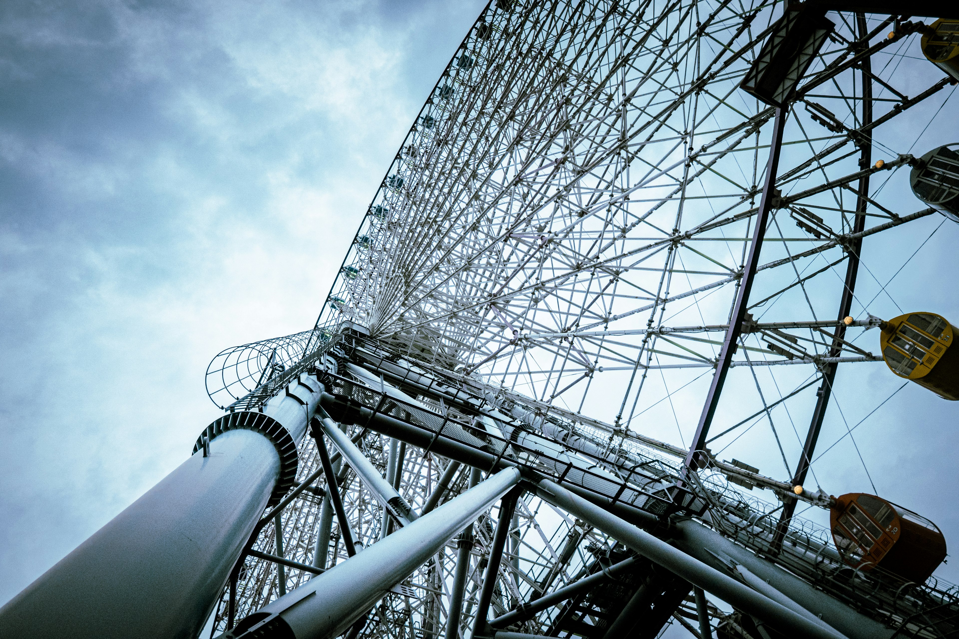 Photo d'une structure de grande roue prise d'un angle bas