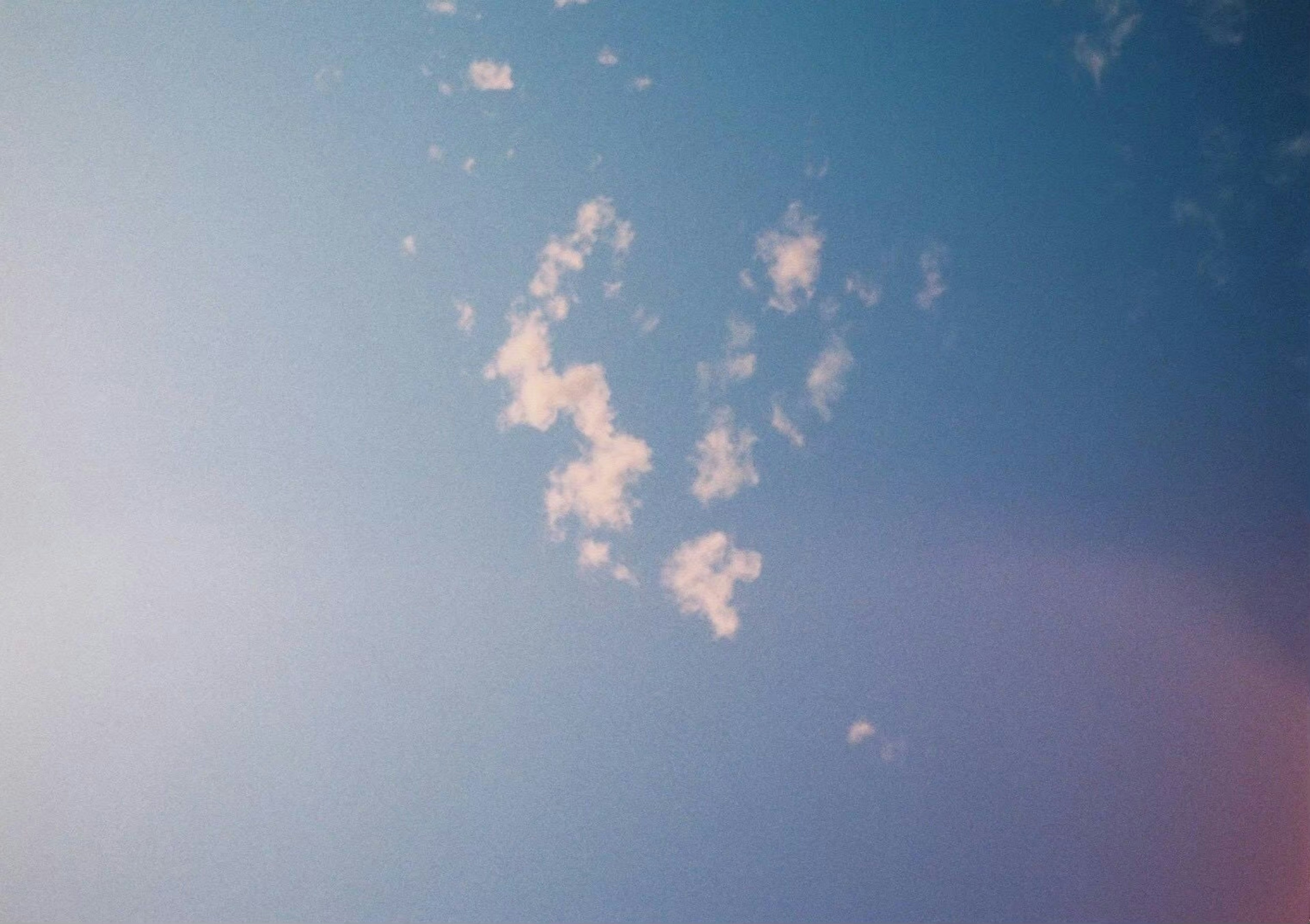 Nuages légers dans un ciel bleu