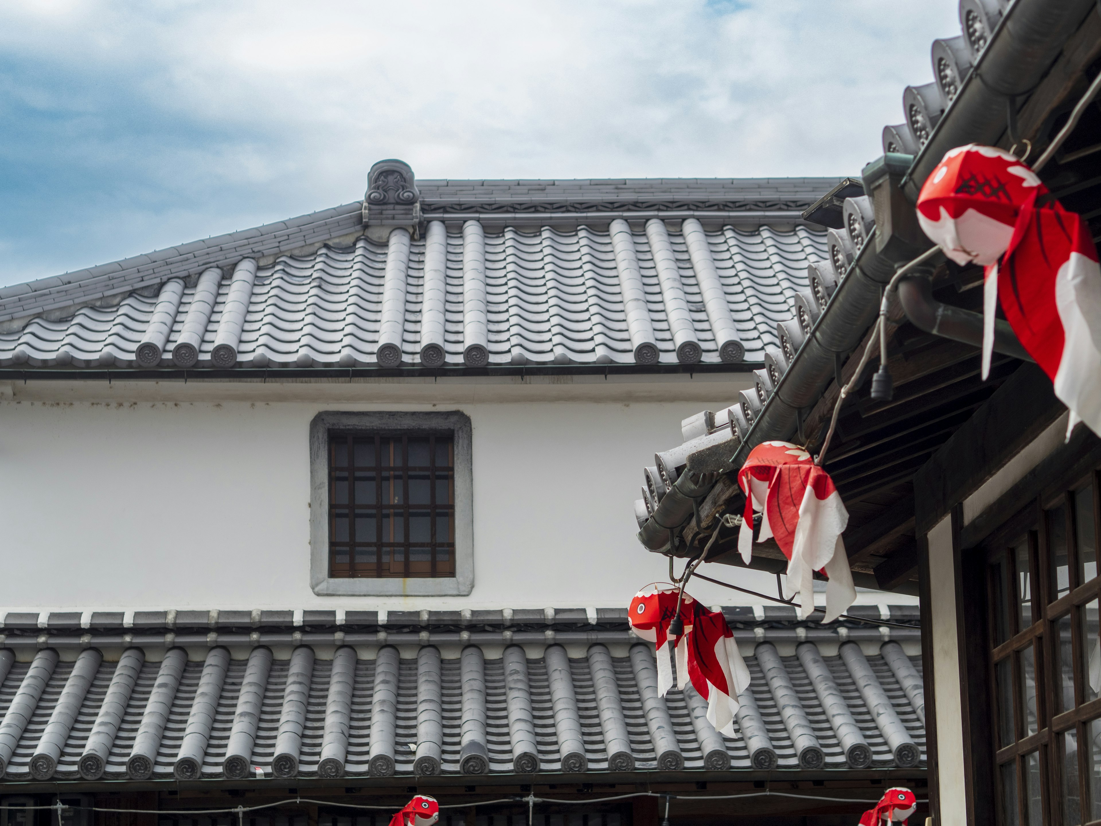 Techo de un edificio japonés tradicional con decoraciones rojas