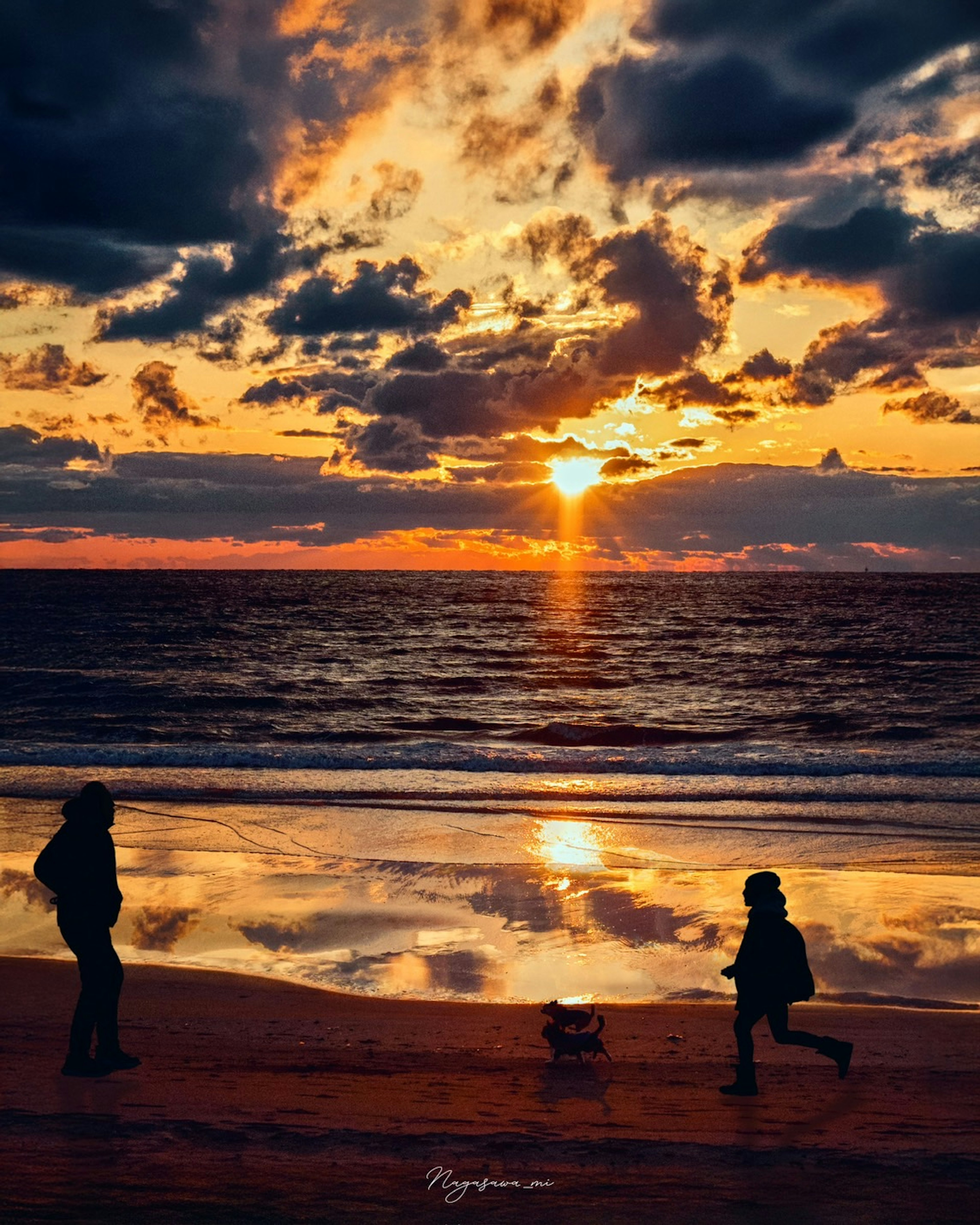 Hermoso atardecer sobre el océano con un niño jugando