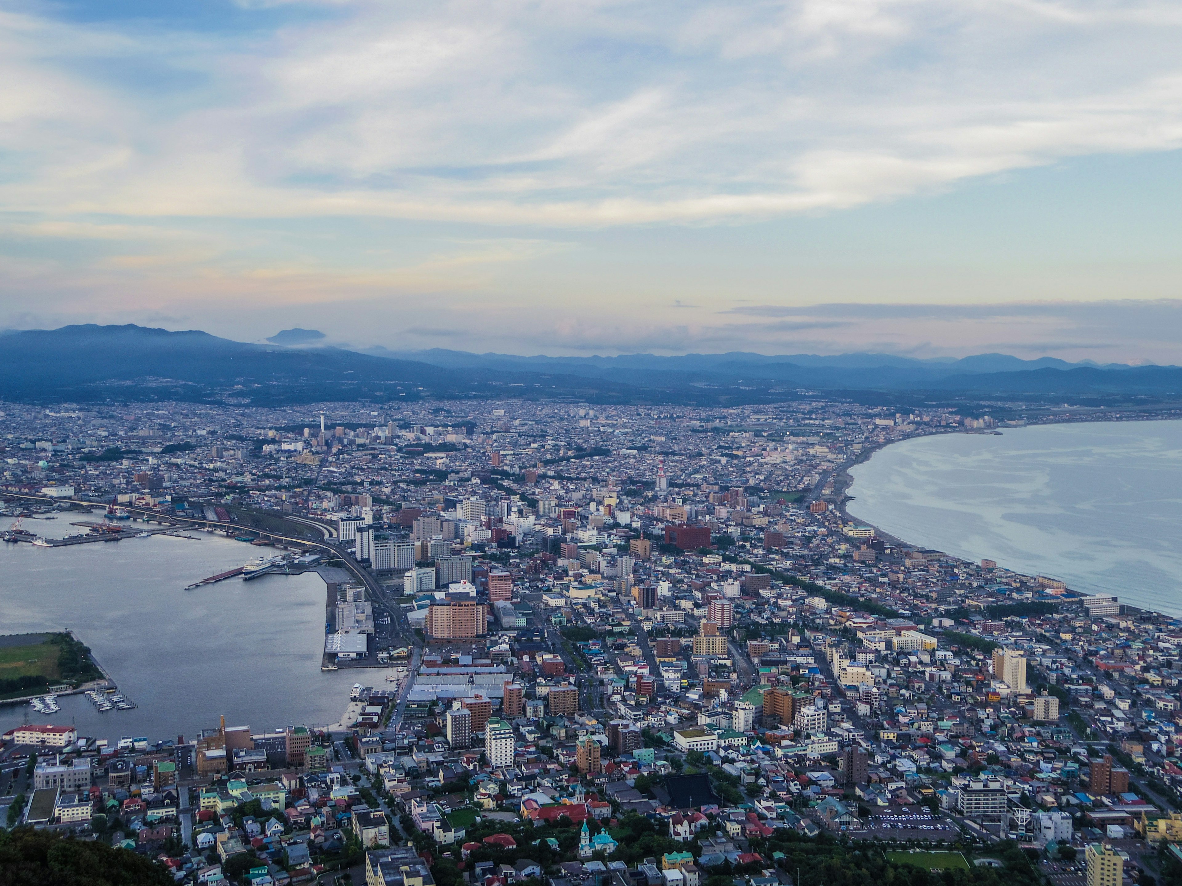 Pemandangan panorama Hakodate yang menunjukkan garis pantai dan pemandangan kota