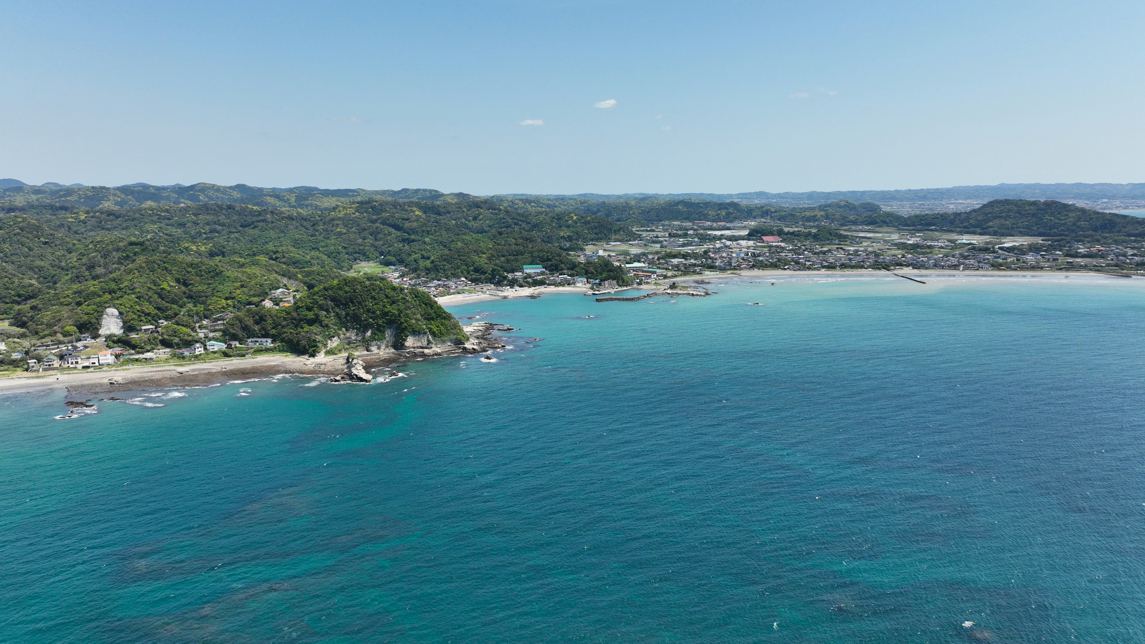 海岸风景，蓝色海洋和绿色山丘