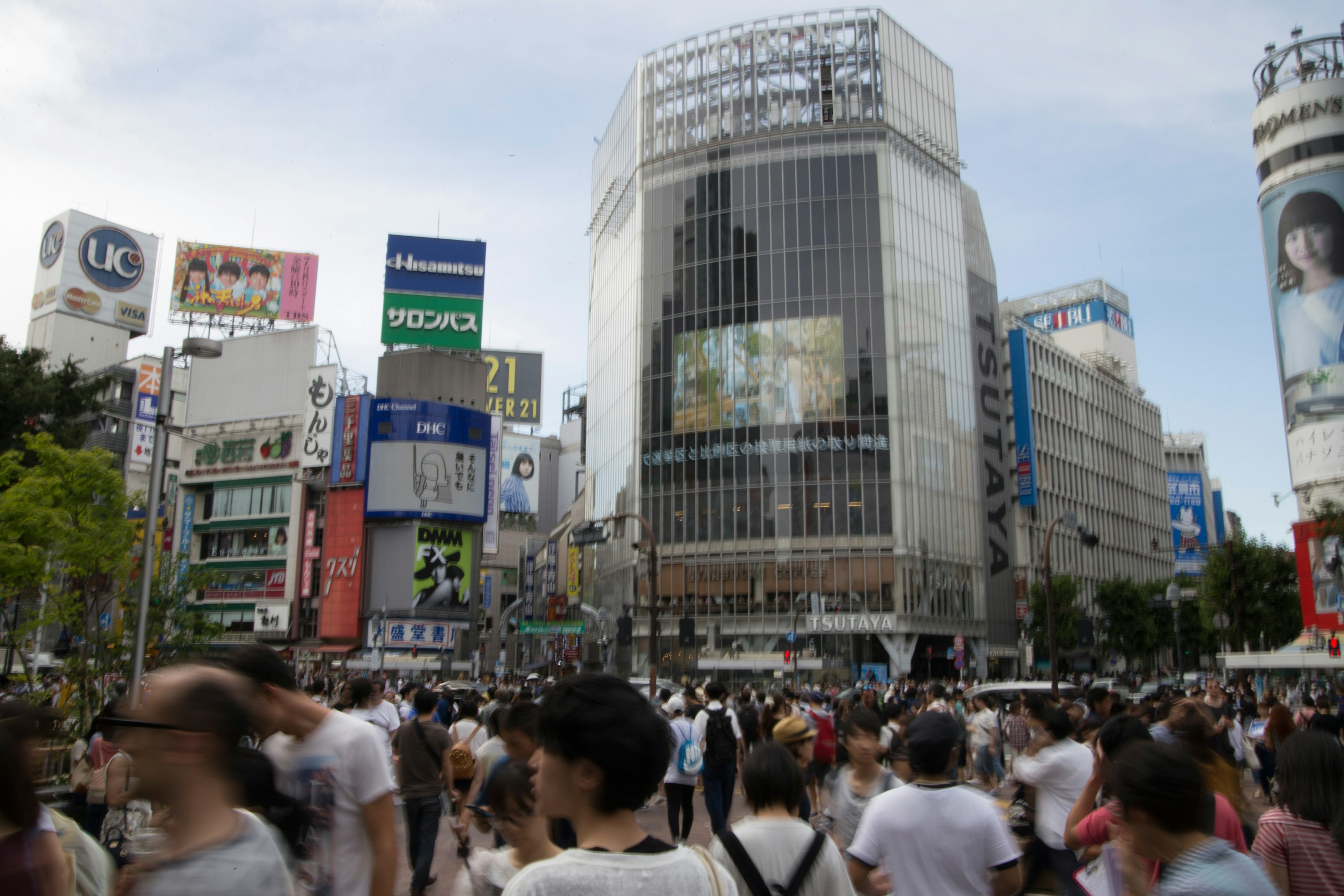 Belebte Shibuya-Kreuzung mit Menschenmengen und Wolkenkratzern