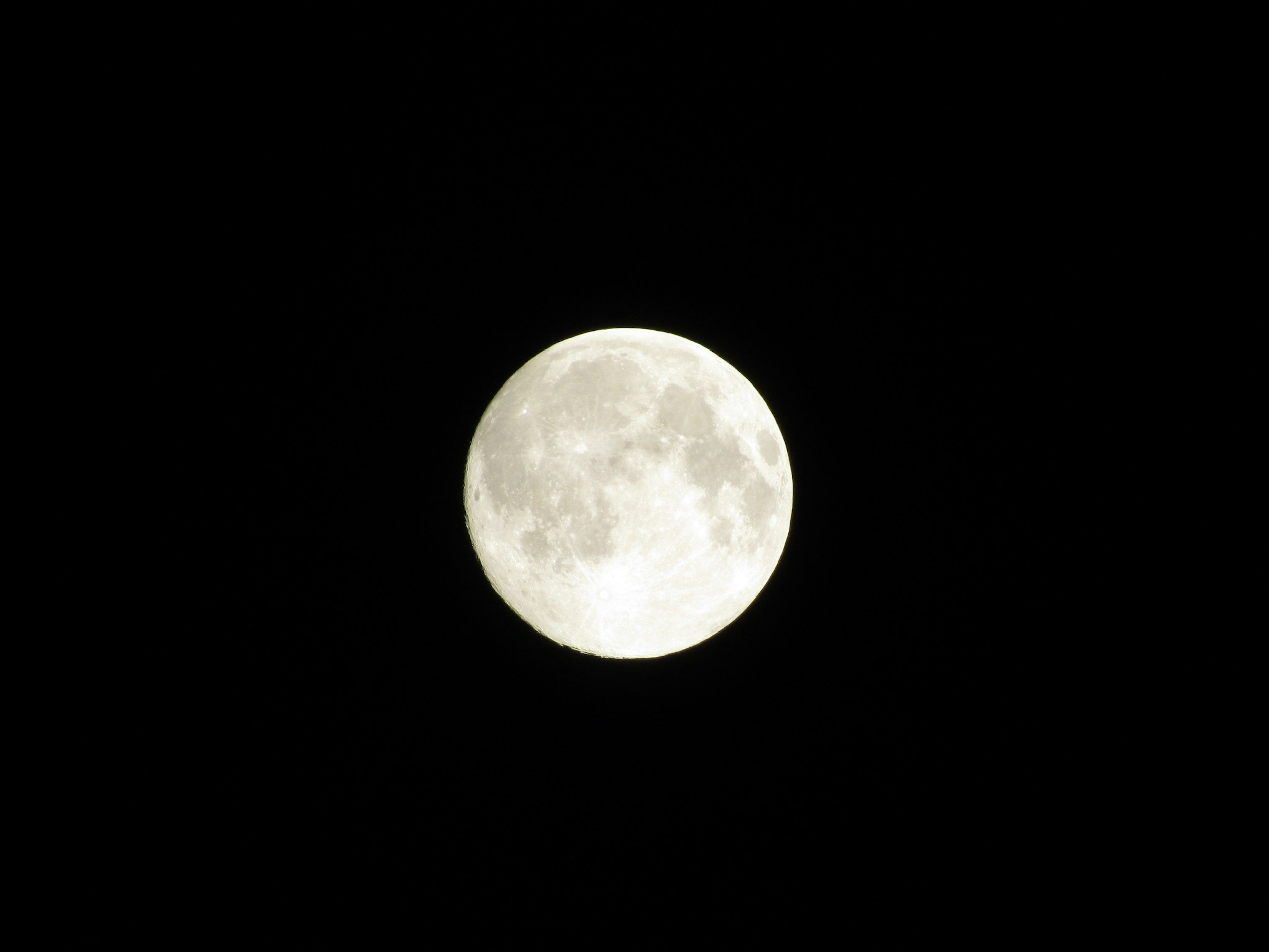 Una hermosa imagen de una luna llena contra un cielo negro