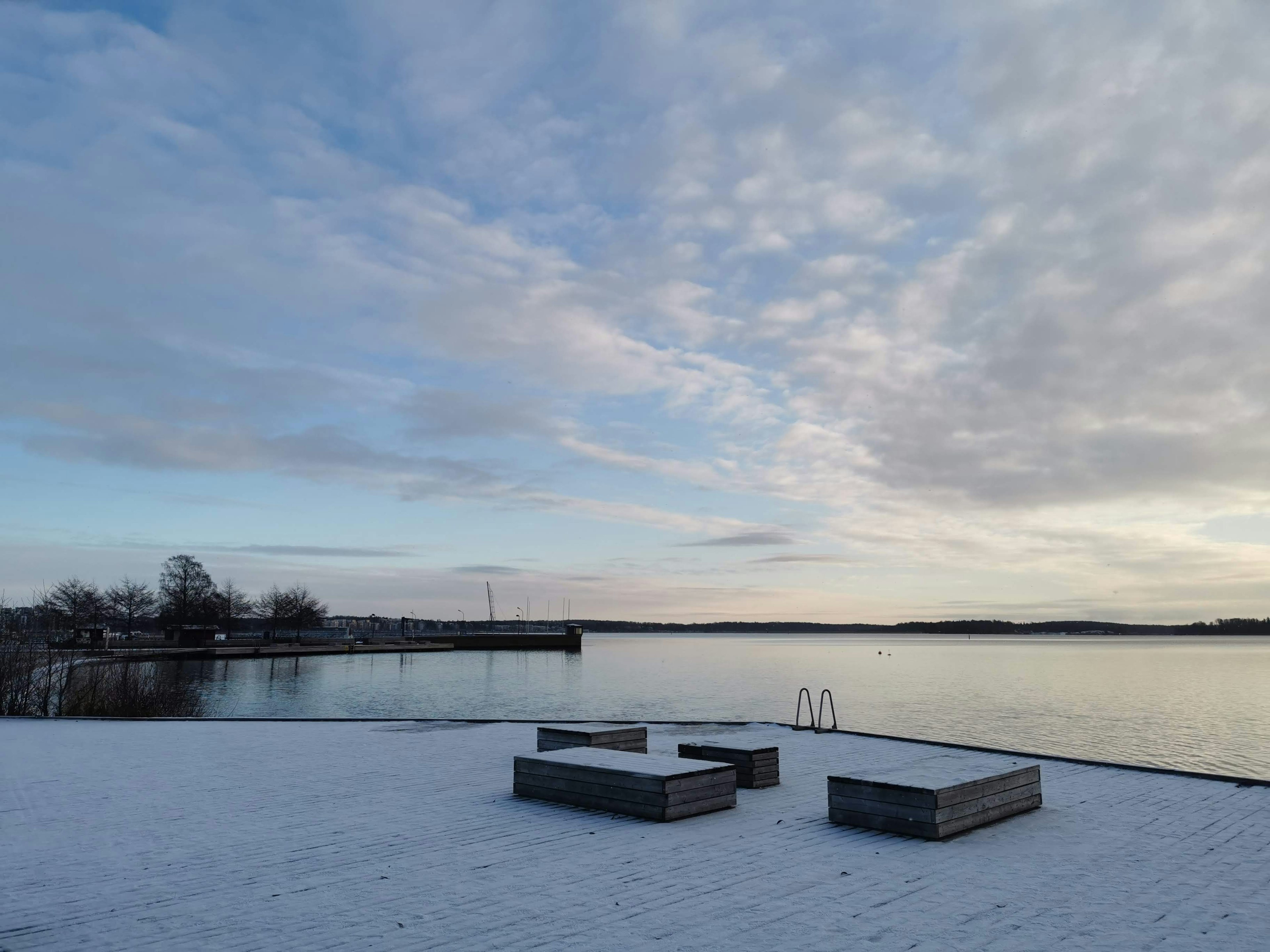 Vista del lago coperto di neve con nuvole nel cielo