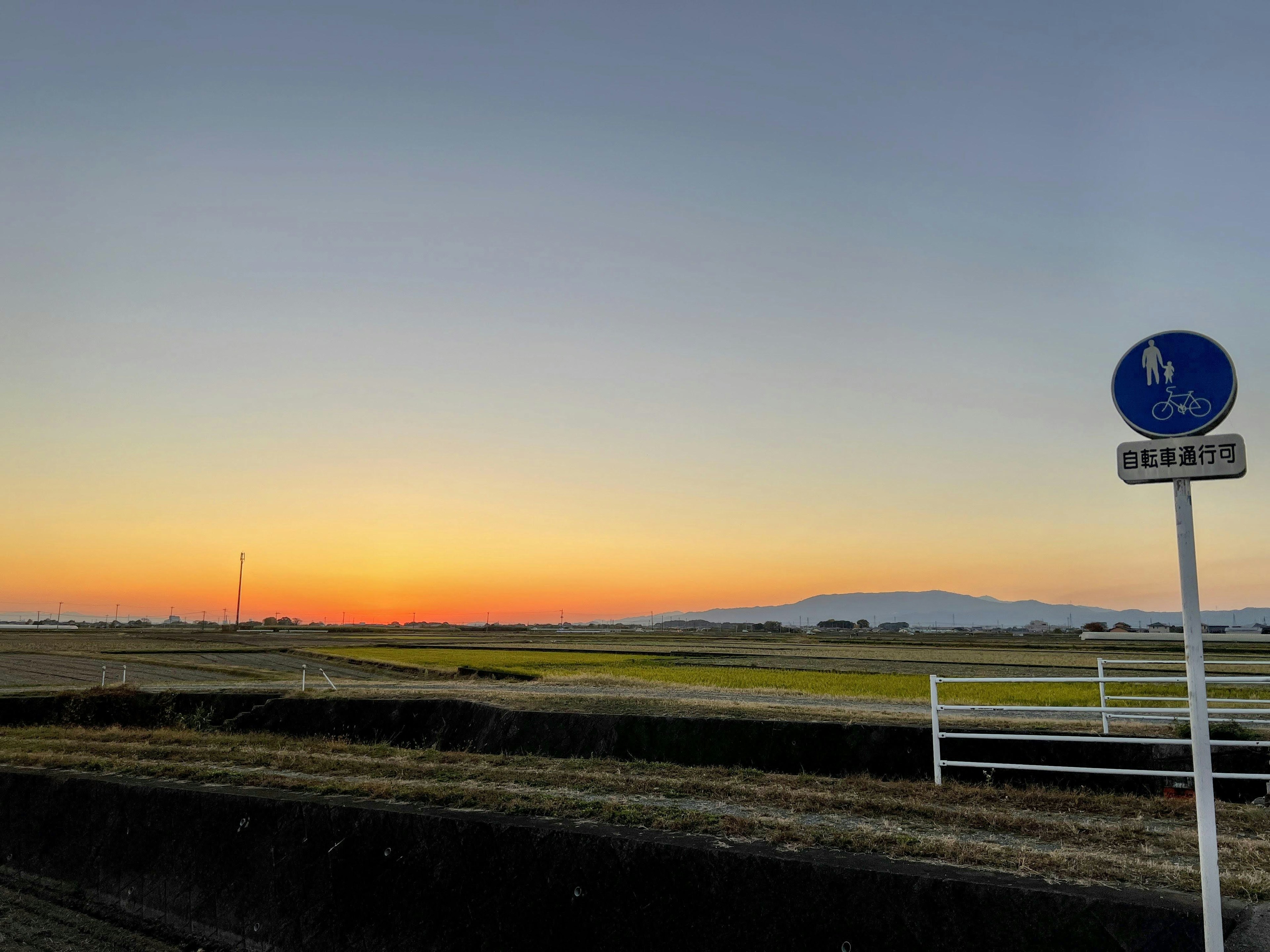 Malerscher Blick auf einen Sonnenuntergangshimmel mit einem Fußgängerschild