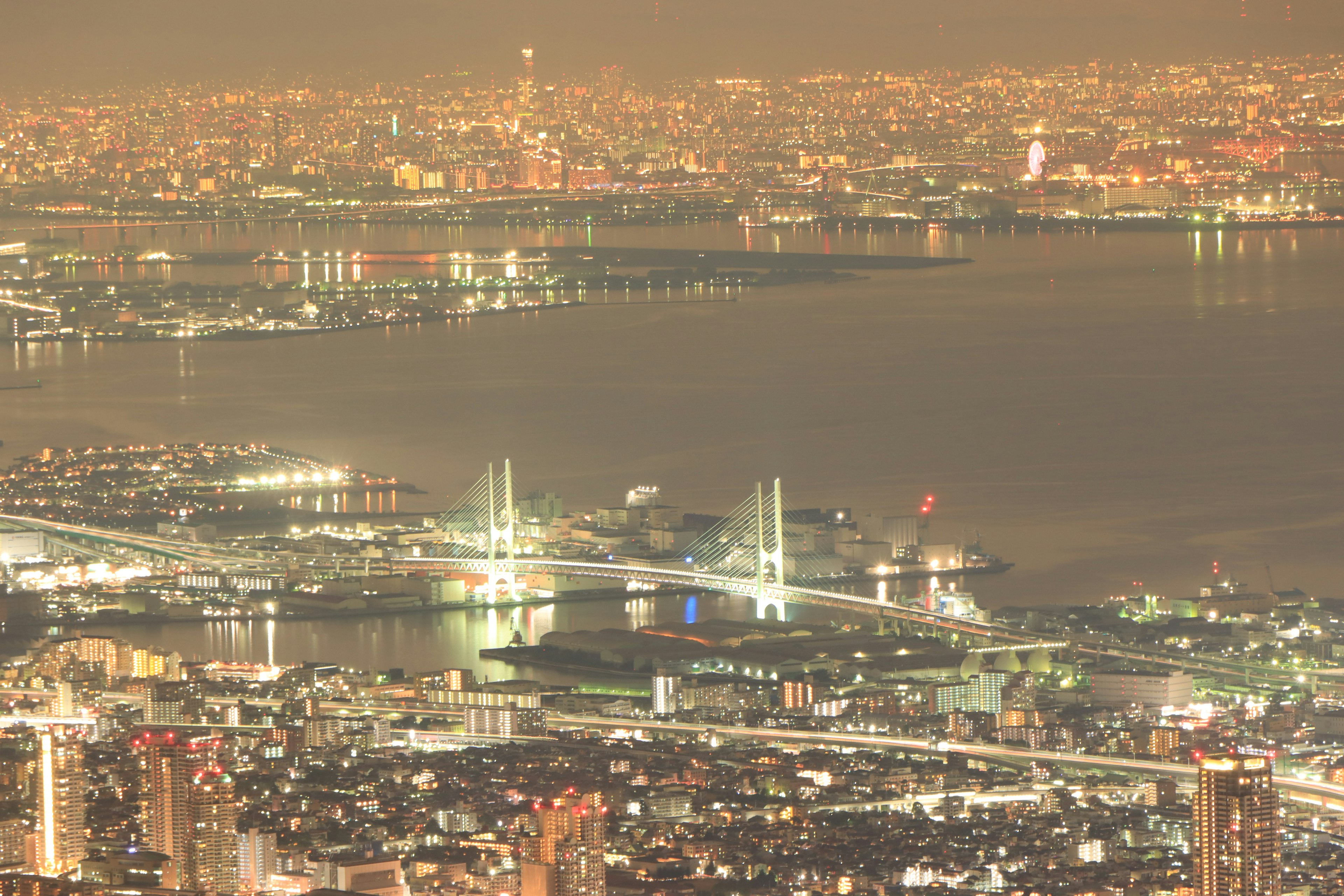 Vista nocturna del puerto de Yokohama y edificios circundantes