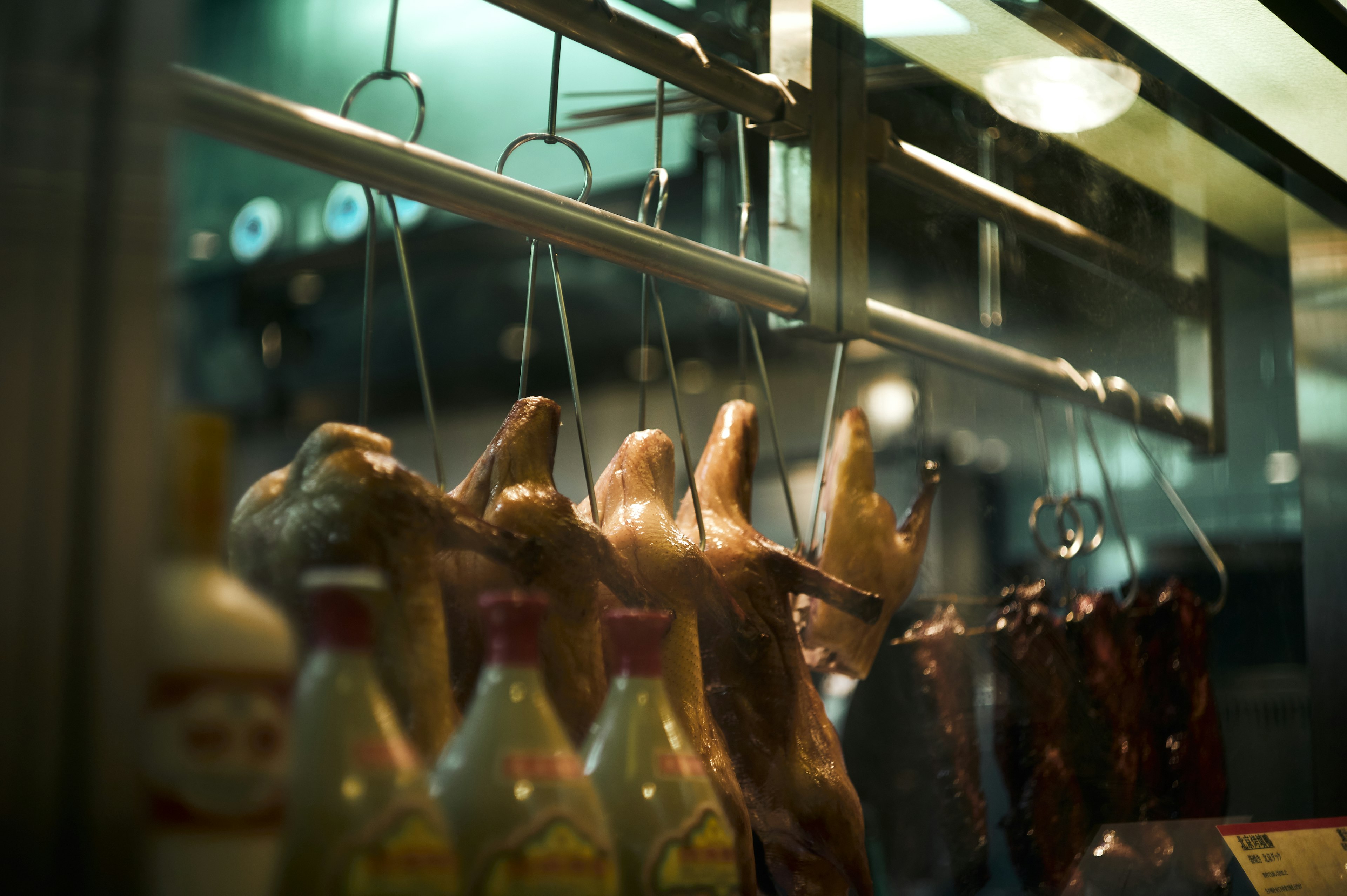 鶏肉が吊るされている食肉店の内部の様子