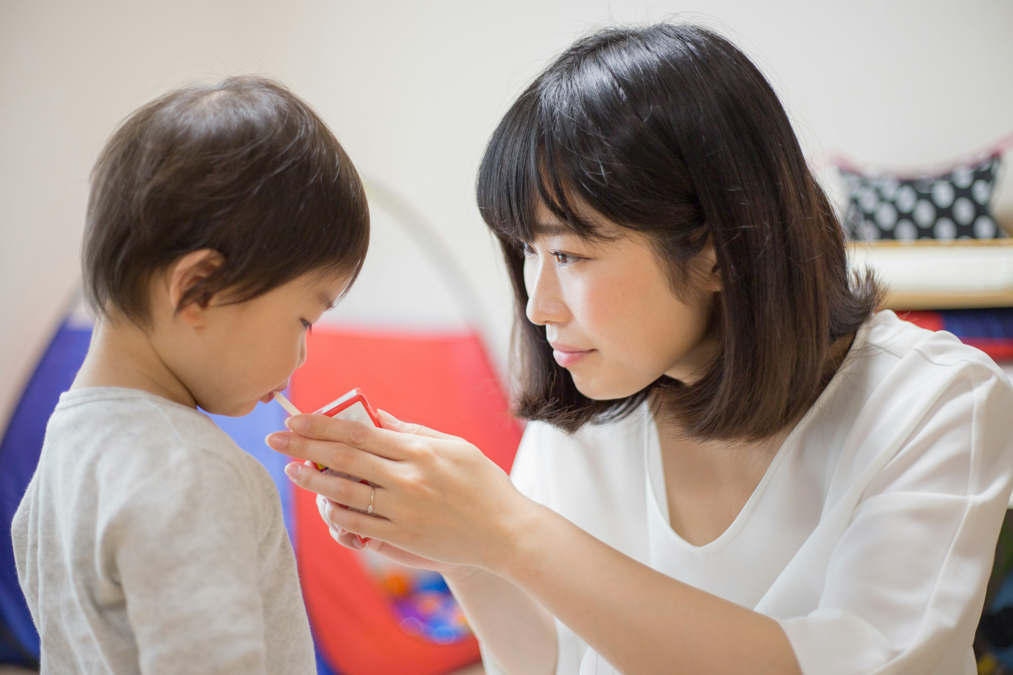 Una madre che interagisce dolcemente con il suo bambino