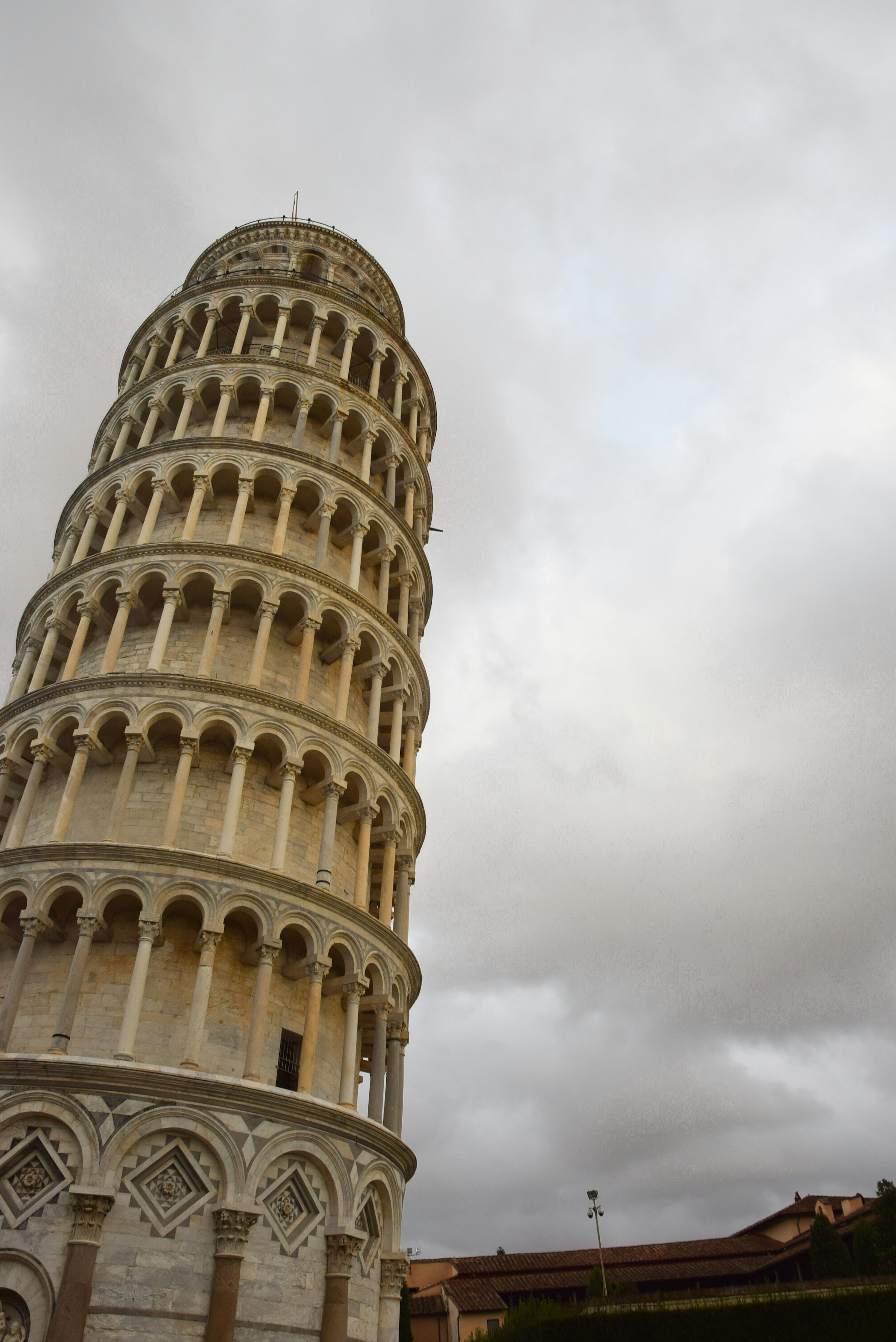 Torre di Pisa inclinata sotto un cielo nuvoloso