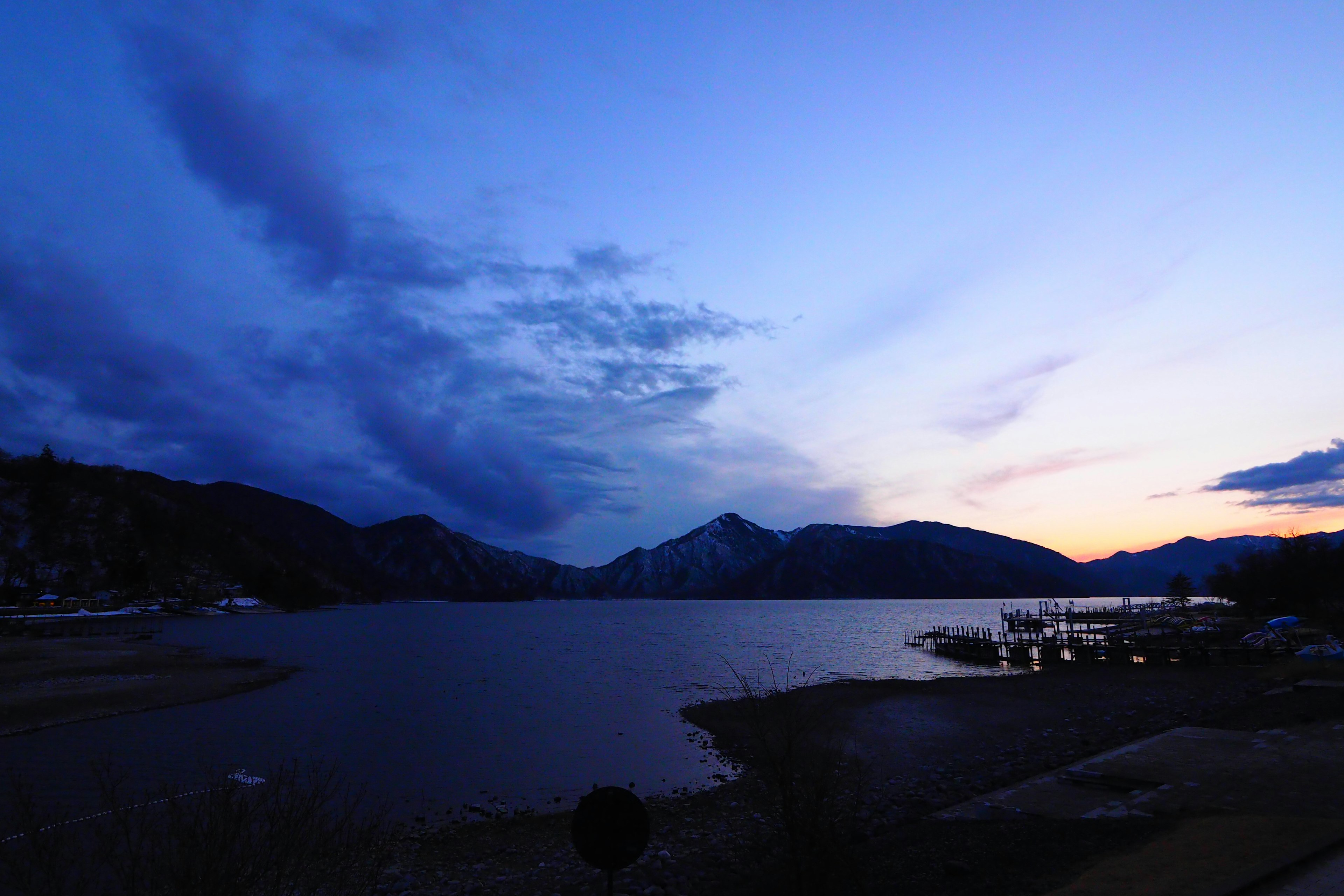 Schöne Dämmerungslandschaft mit See und Bergen