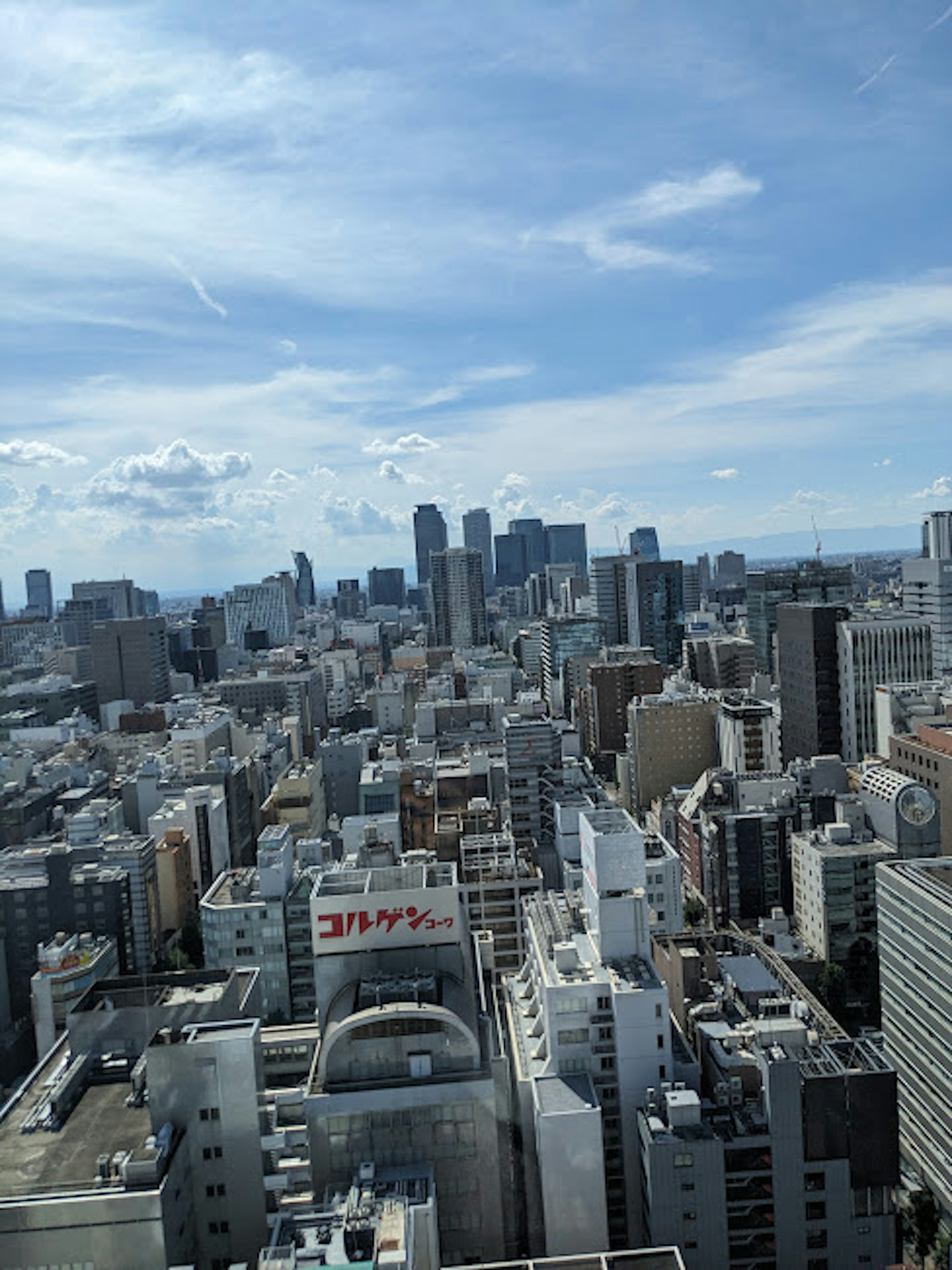 Pemandangan panorama gedung pencakar langit Tokyo dengan langit biru dan awan