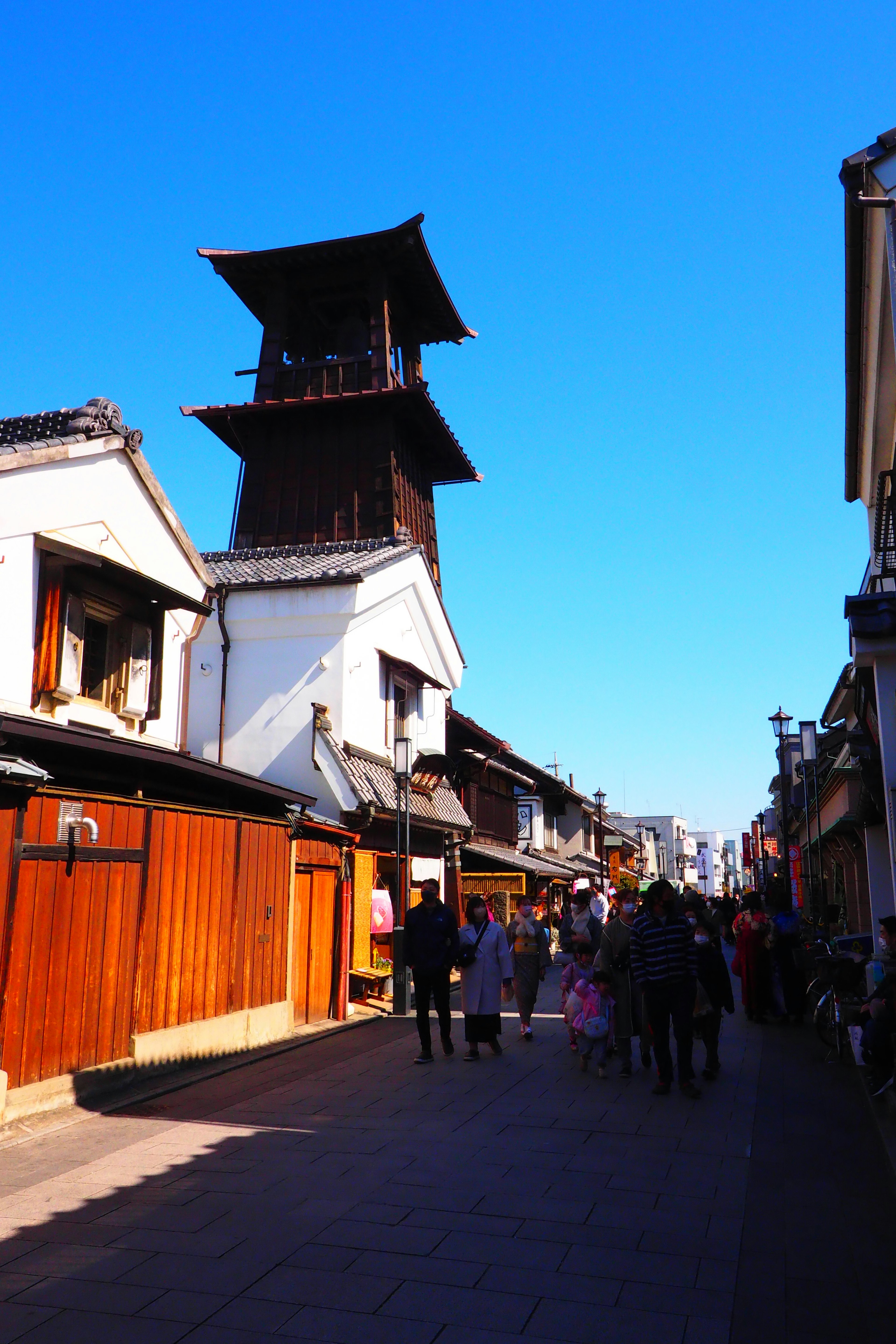 歴史的な街並みと鐘楼が見える風景